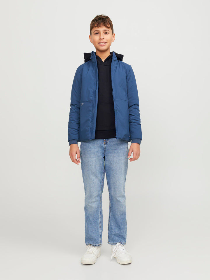 Jack & Jones Junior svart hoodie för pojke med fast huva, känguruficka och mjuk sweatkvalitet