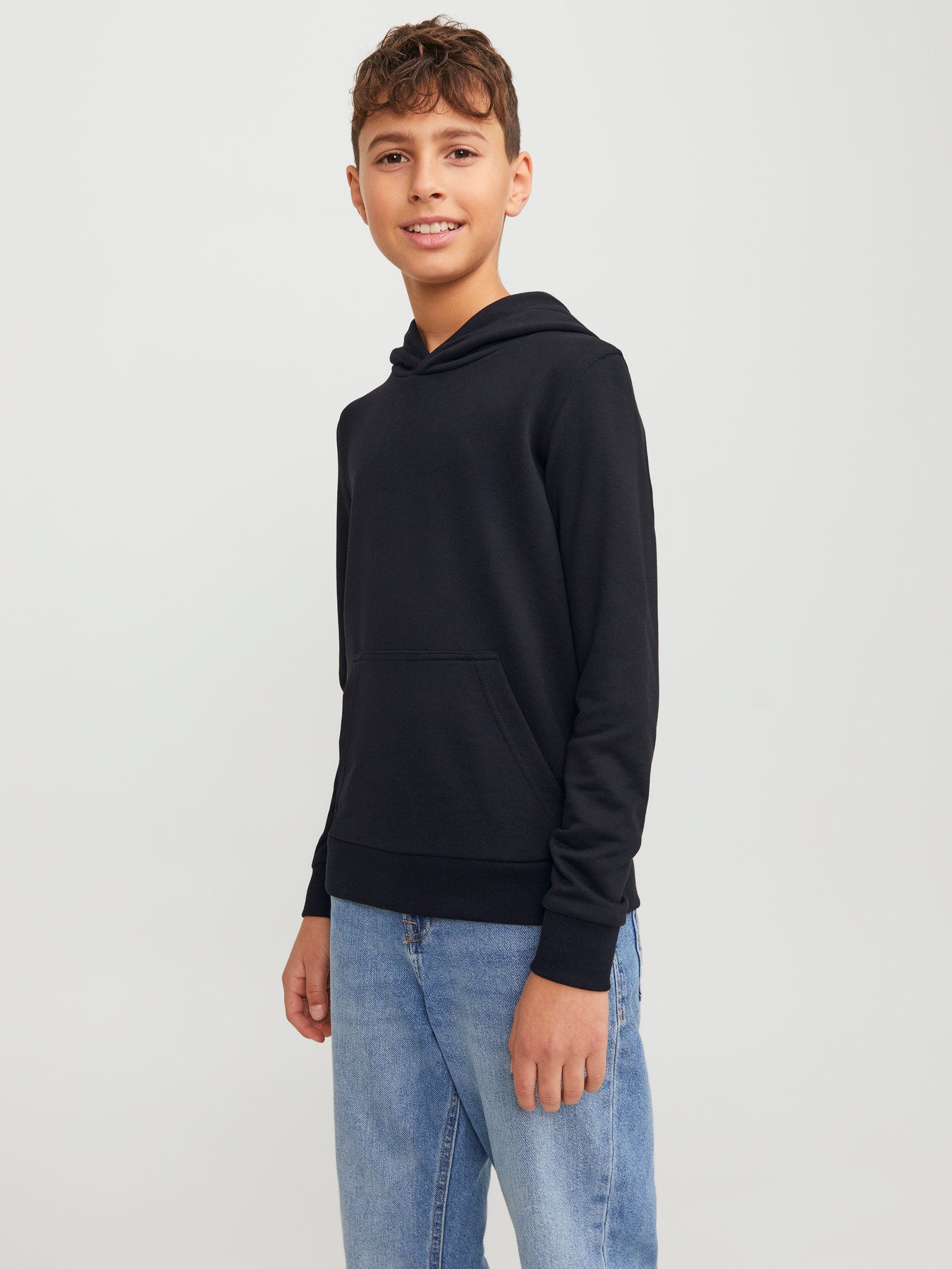 Jack & Jones Junior svart hoodie för pojke med fast huva, känguruficka och mjuk sweatkvalitet