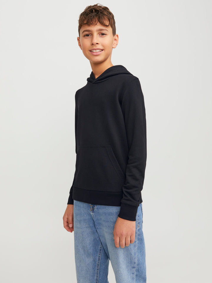 Jack & Jones Junior svart hoodie för pojke med fast huva, känguruficka och mjuk sweatkvalitet