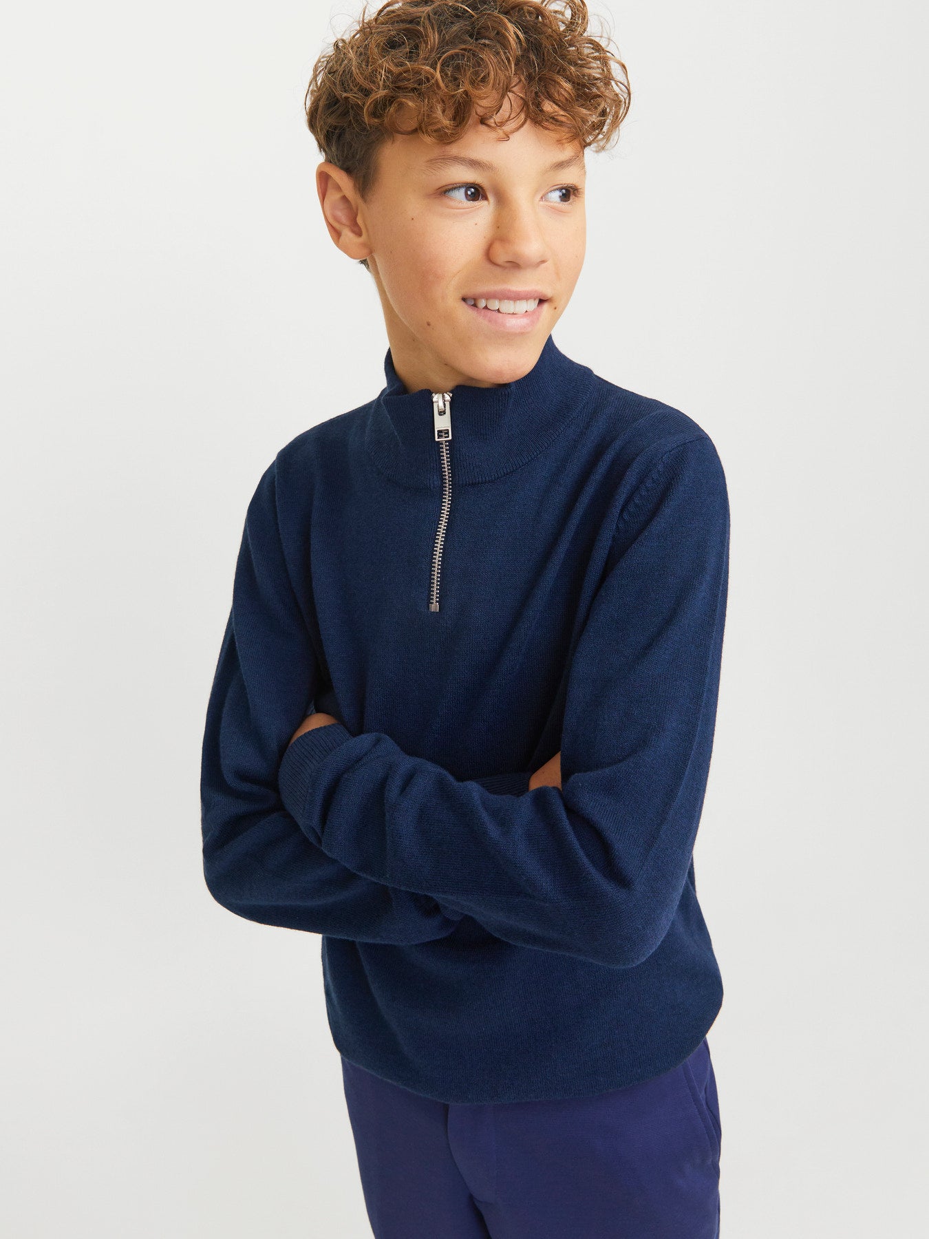Jack & Jones Junior Emil stickad marinblå half zip-tröja med hög krage för ungdom kille.