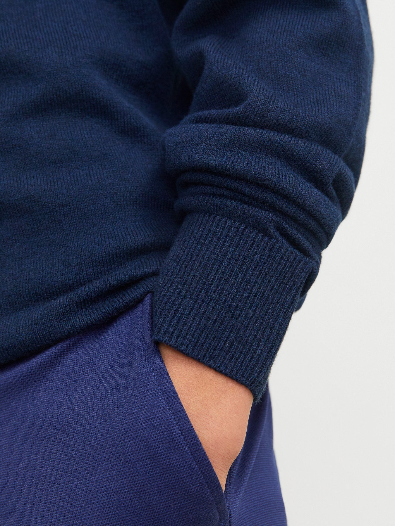 Jack & Jones Junior Emil stickad marinblå half zip-tröja med hög krage för ungdom kille.