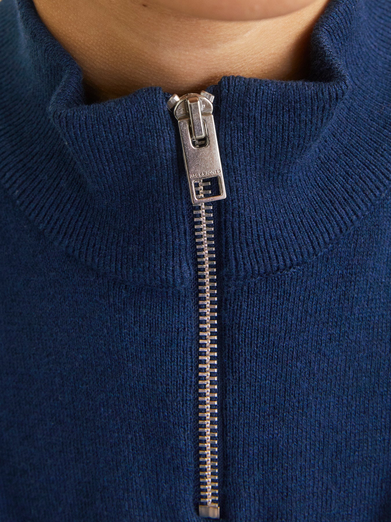 Jack & Jones Junior Emil stickad marinblå half zip-tröja med hög krage för ungdom kille.