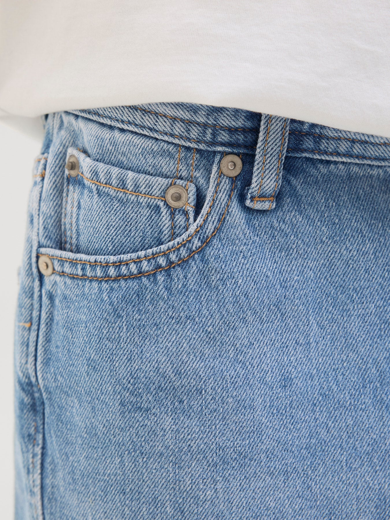 Cool lång loose fit jeans shorts till pojke. Jeansshorts till kille från Jack and Jones, långa street shorts i denim.
JJITONY JJORIGINAL SHORTS AKM 920 SN JNR
12269819