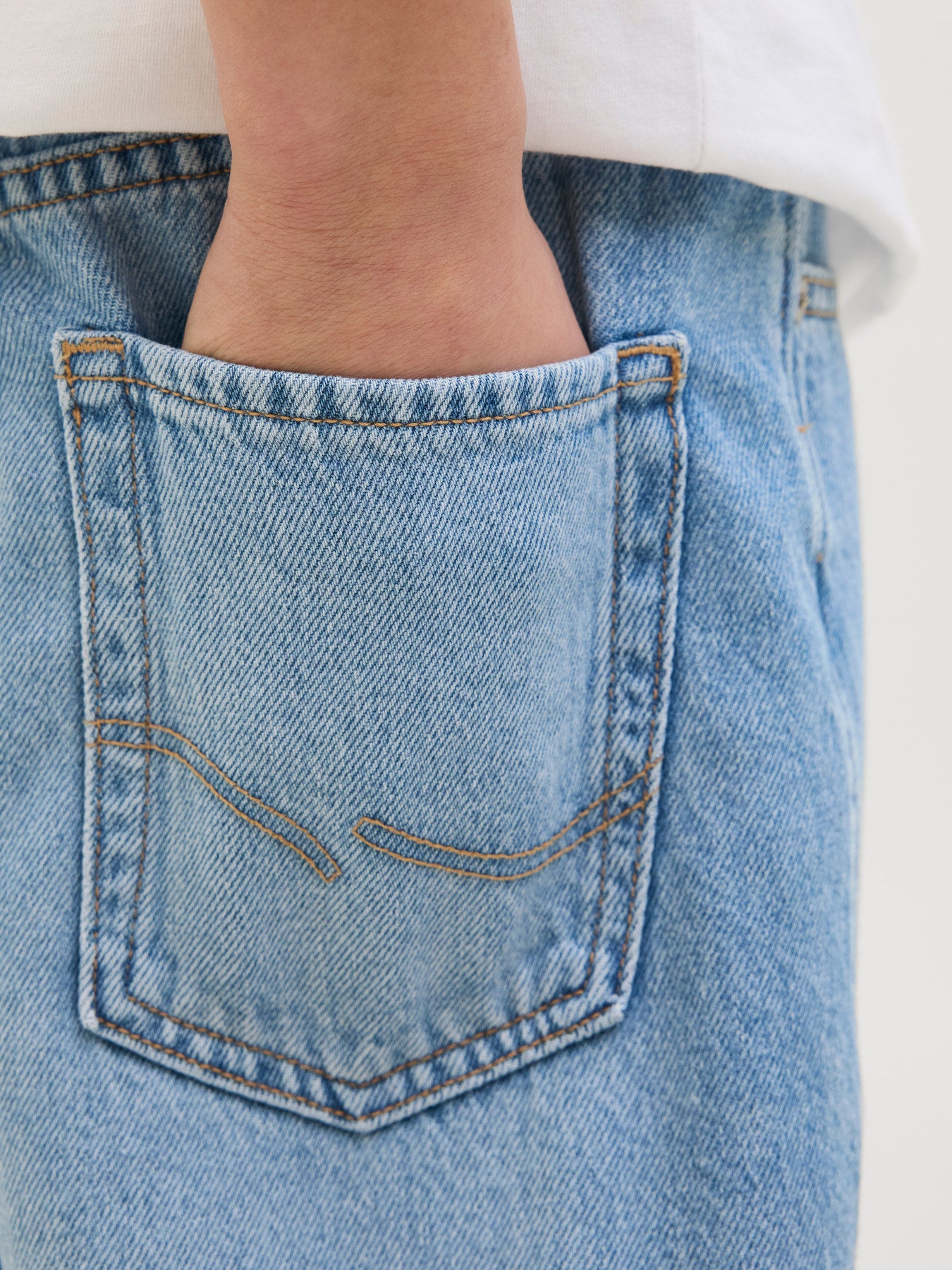 Cool lång loose fit jeans shorts till pojke. Jeansshorts till kille från Jack and Jones, långa street shorts i denim.
JJITONY JJORIGINAL SHORTS AKM 920 SN JNR
12269819