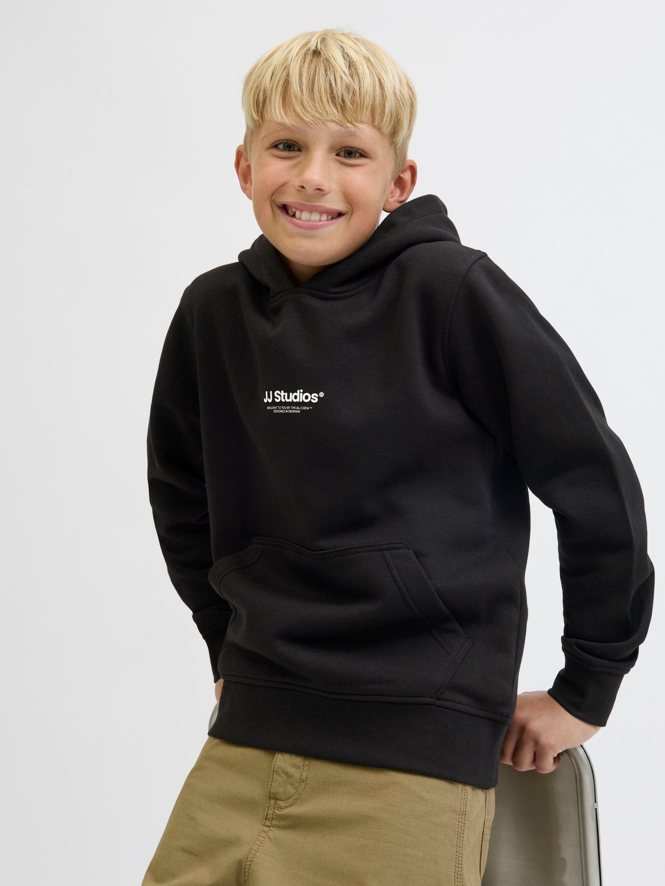 Snygg svart luvtröja till pojke från Jack and Jones. Hoodie till ungdom kille, stor  kängeruficka, ekologisk bomull.
JJESOHO SWEAT HOOD NOOS JNR
12279109