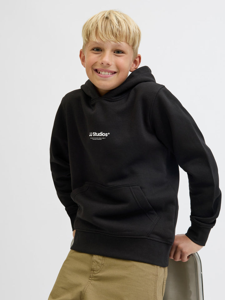 Snygg svart luvtröja till pojke från Jack and Jones. Hoodie till ungdom kille, stor  kängeruficka, ekologisk bomull.
JJESOHO SWEAT HOOD NOOS JNR
12279109