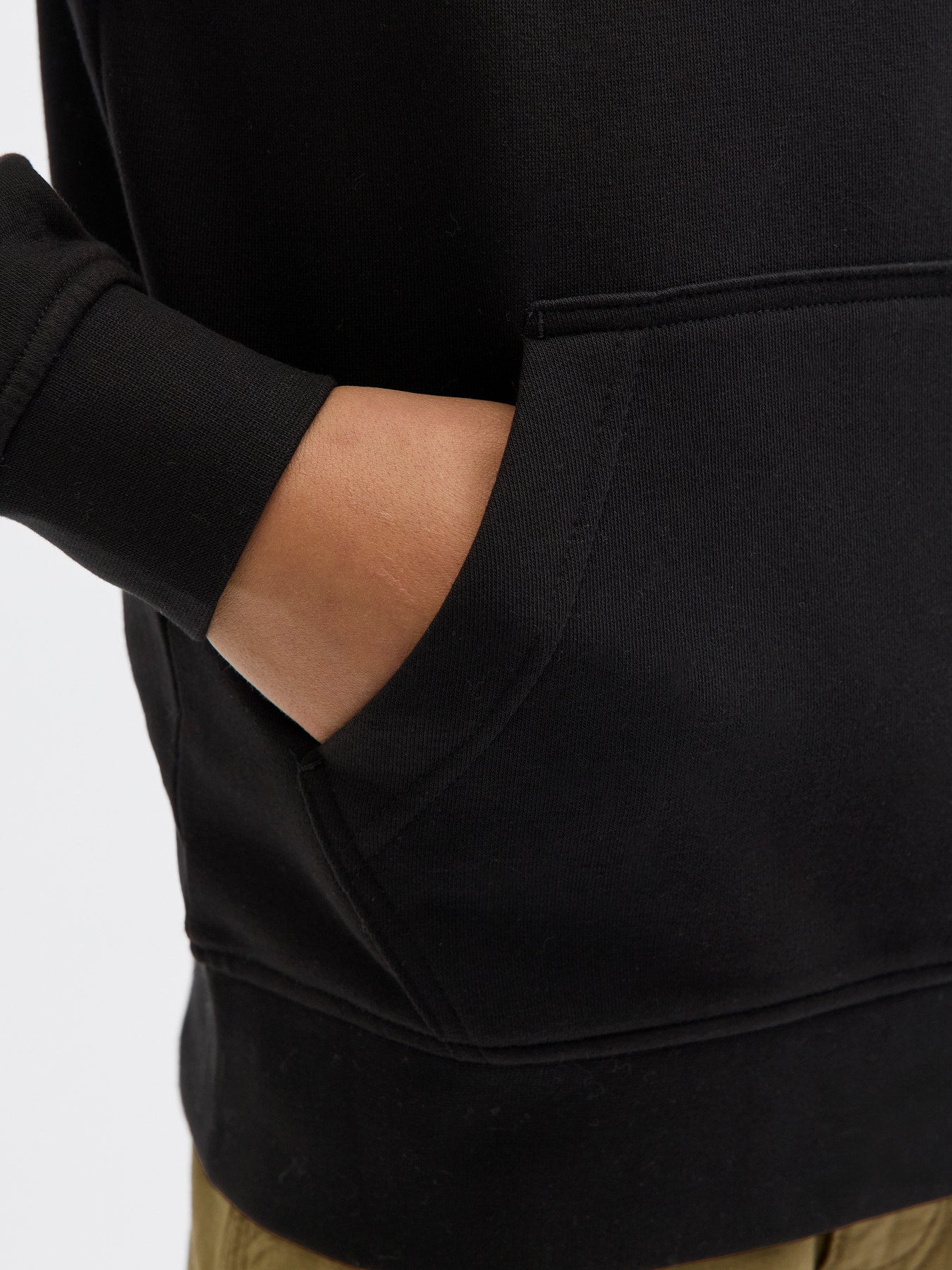 Snygg svart luvtröja till pojke från Jack and Jones. Hoodie till ungdom kille, stor  kängeruficka, ekologisk bomull.
JJESOHO SWEAT HOOD NOOS JNR
12279109
