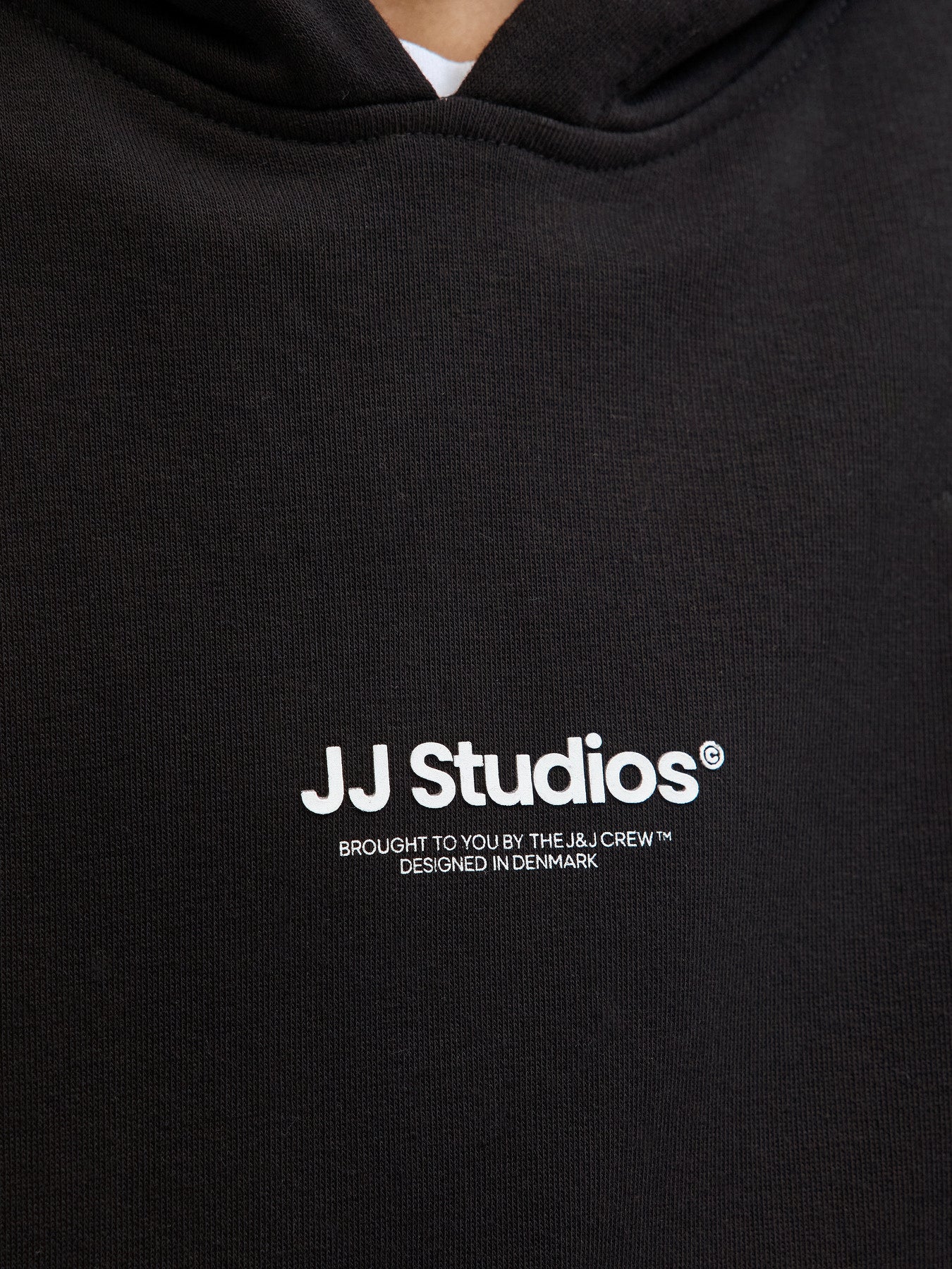 Snygg svart luvtröja till pojke från Jack and Jones. Hoodie till ungdom kille, stor  kängeruficka, ekologisk bomull.
JJESOHO SWEAT HOOD NOOS JNR
12279109