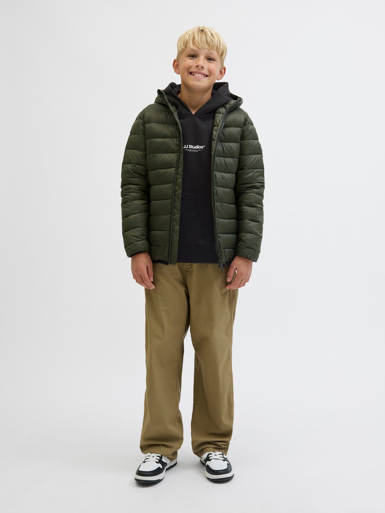 Snygg svart luvtröja till pojke från Jack and Jones. Hoodie till ungdom kille, stor  kängeruficka, ekologisk bomull.
JJESOHO SWEAT HOOD NOOS JNR
12279109