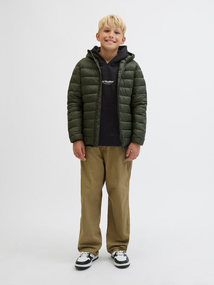 Snygg svart luvtröja till pojke från Jack and Jones. Hoodie till ungdom kille, stor  kängeruficka, ekologisk bomull.
JJESOHO SWEAT HOOD NOOS JNR
12279109