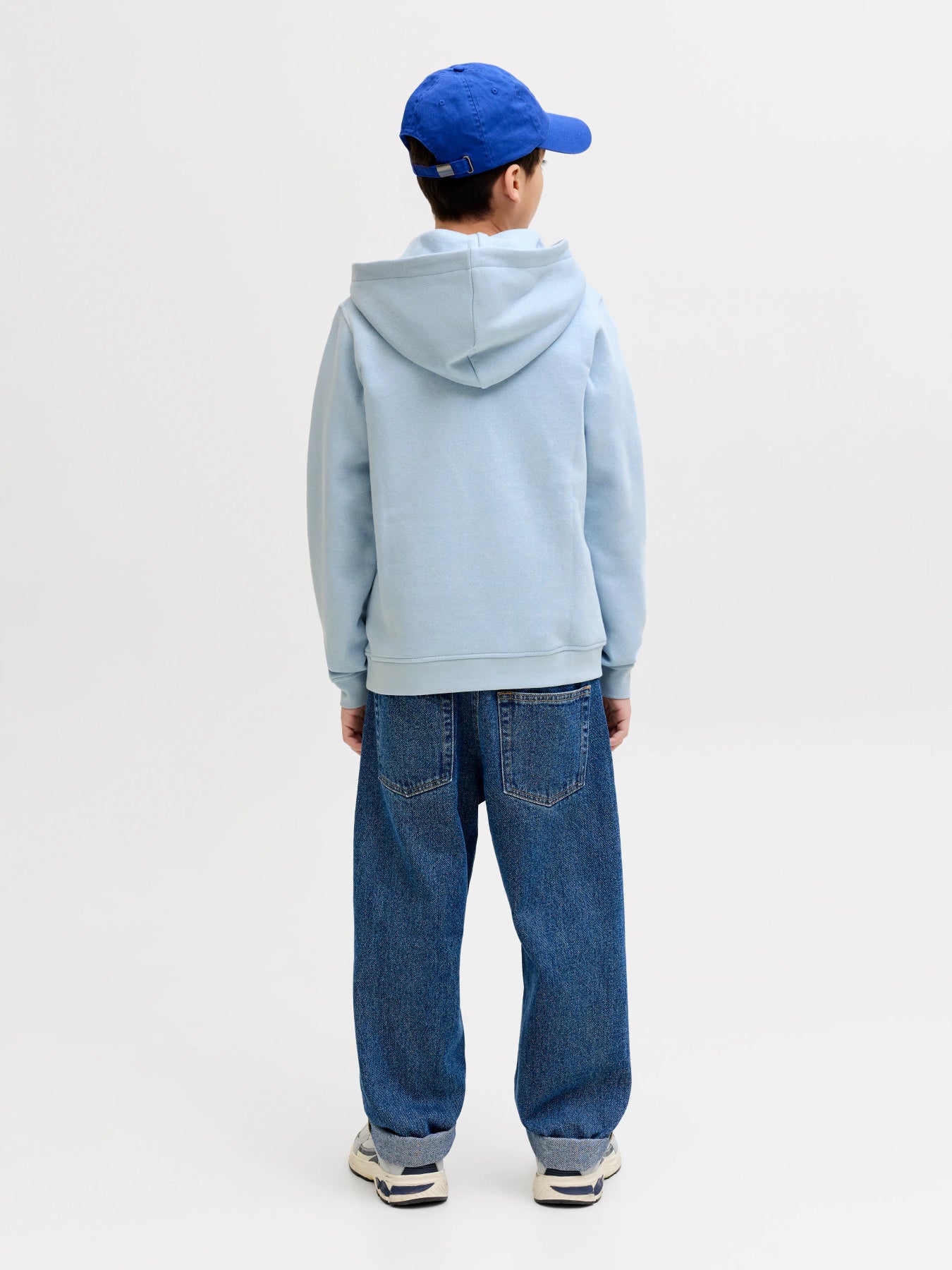 Snygg blå luvtröja till pojke från Jack and Jones. Hoodie till ungdom kille, stor  kängeruficka, ekologisk bomull.
JJESOHO SWEAT HOOD NOOS JNR
12279109