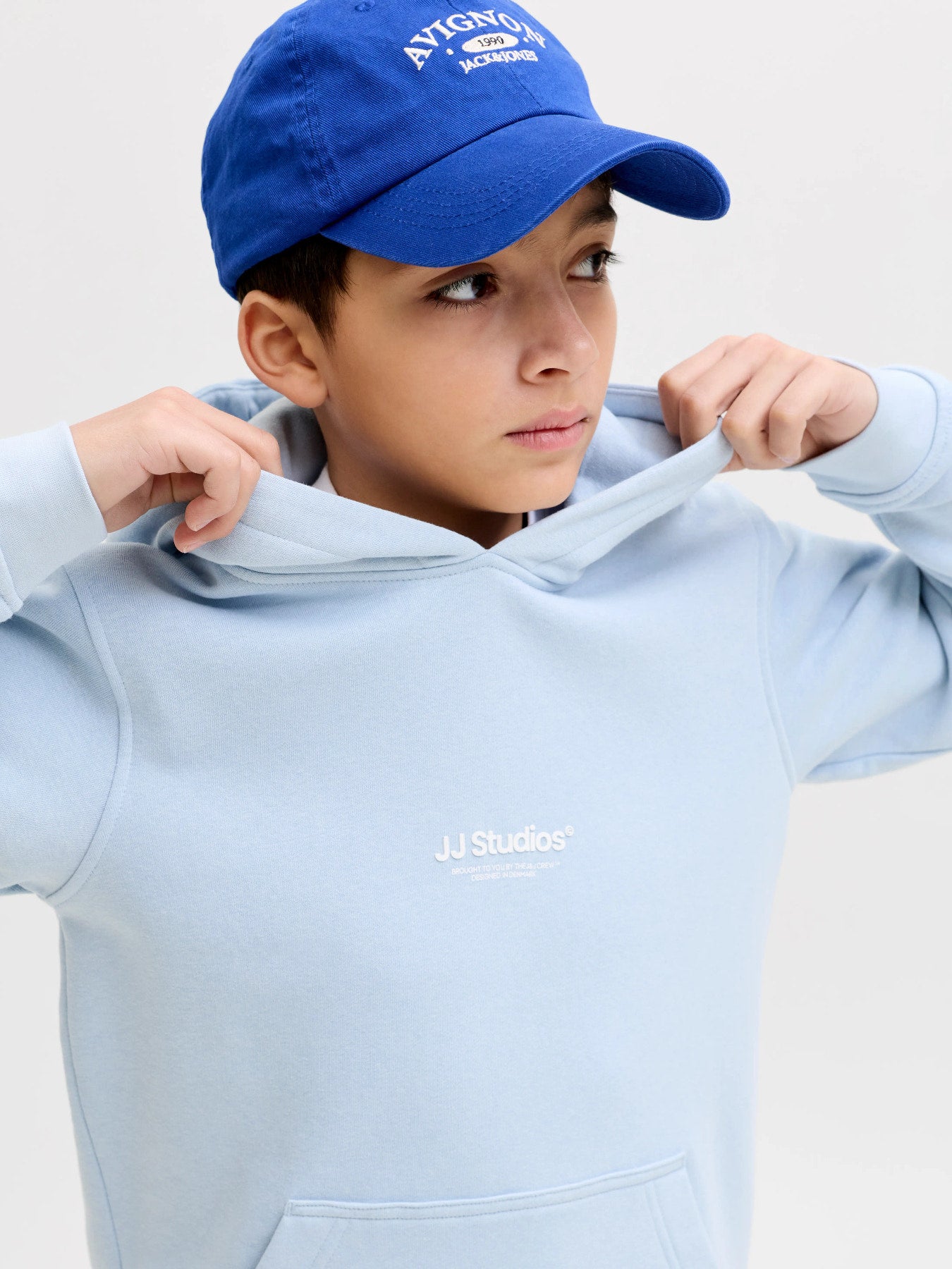 Snygg blå luvtröja till pojke från Jack and Jones. Hoodie till ungdom kille, stor  kängeruficka, ekologisk bomull.
JJESOHO SWEAT HOOD NOOS JNR
12279109