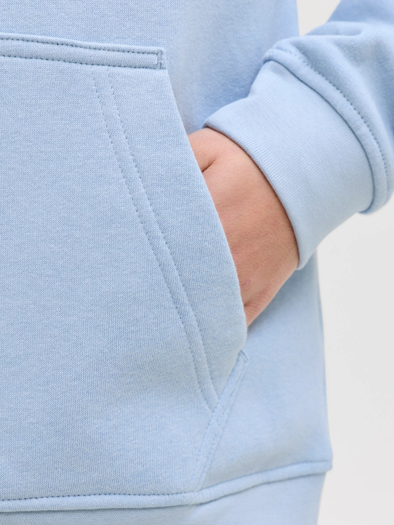 Snygg blå luvtröja till pojke från Jack and Jones. Hoodie till ungdom kille, stor  kängeruficka, ekologisk bomull.
JJESOHO SWEAT HOOD NOOS JNR
12279109