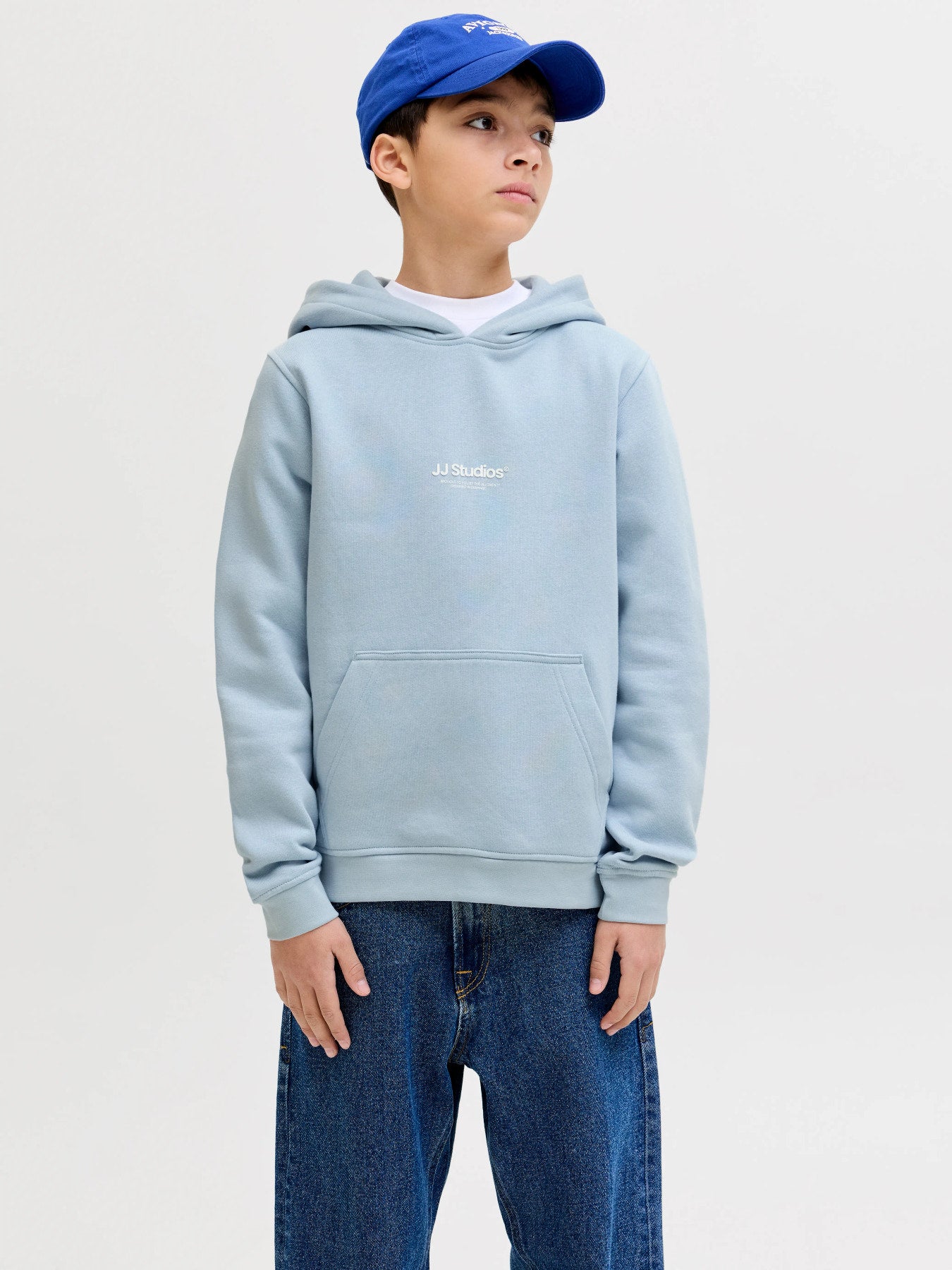 Snygg blå luvtröja till pojke från Jack and Jones. Hoodie till ungdom kille, stor  kängeruficka, ekologisk bomull.
JJESOHO SWEAT HOOD NOOS JNR
12279109