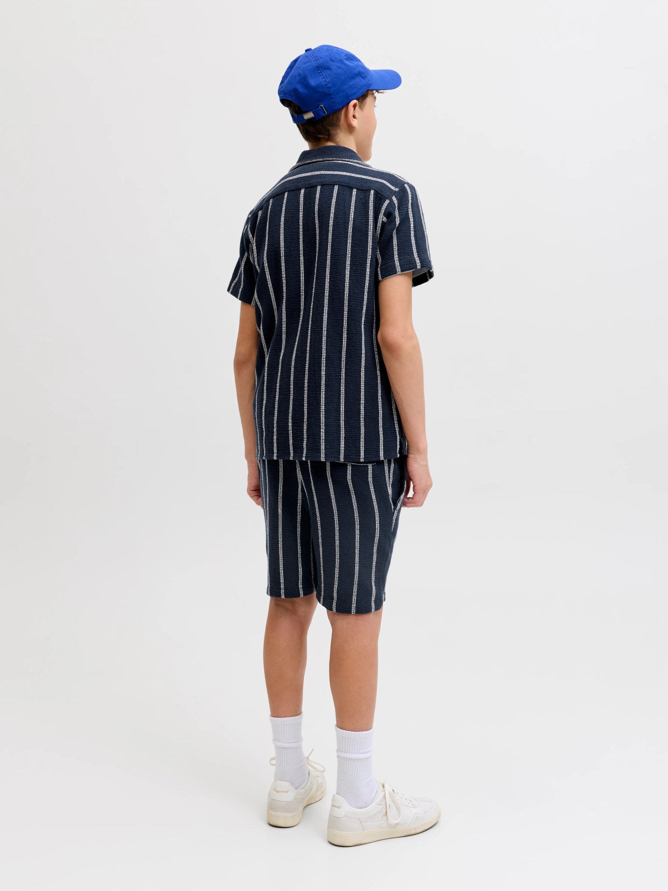 Marin blå randig kortärmad twill skjorta till pojke. Ekologiska ungdomskläder från Jack and Jones, kortärmad sommar skjorta till kille.
JJECOBA STRIPE RESORT SHIRT SS SN JNR
12279707