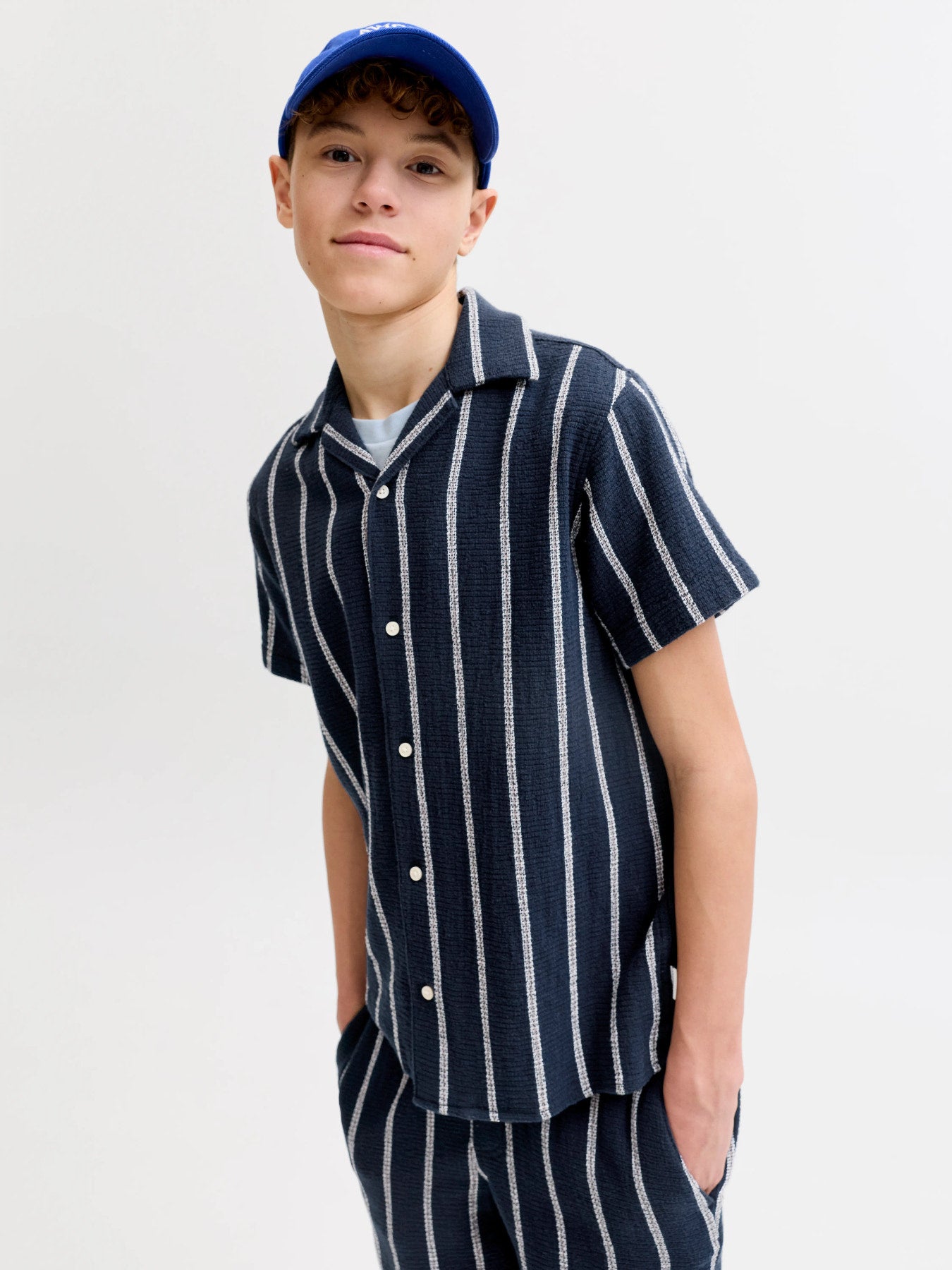 Marin blå randig kortärmad twill skjorta till pojke. Ekologiska ungdomskläder från Jack and Jones, kortärmad sommar skjorta till kille.
JJECOBA STRIPE RESORT SHIRT SS SN JNR
12279707