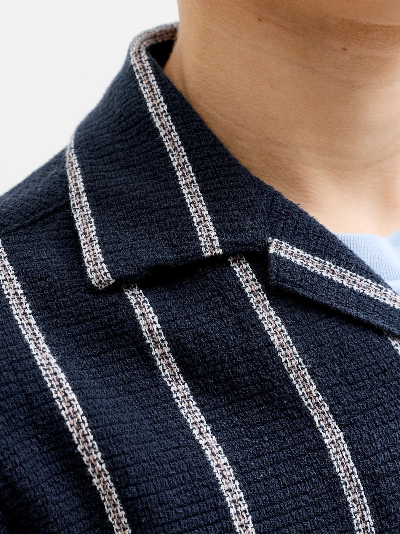 Marin blå randig kortärmad twill skjorta till pojke. Ekologiska ungdomskläder från Jack and Jones, kortärmad sommar skjorta till kille.
JJECOBA STRIPE RESORT SHIRT SS SN JNR
12279707