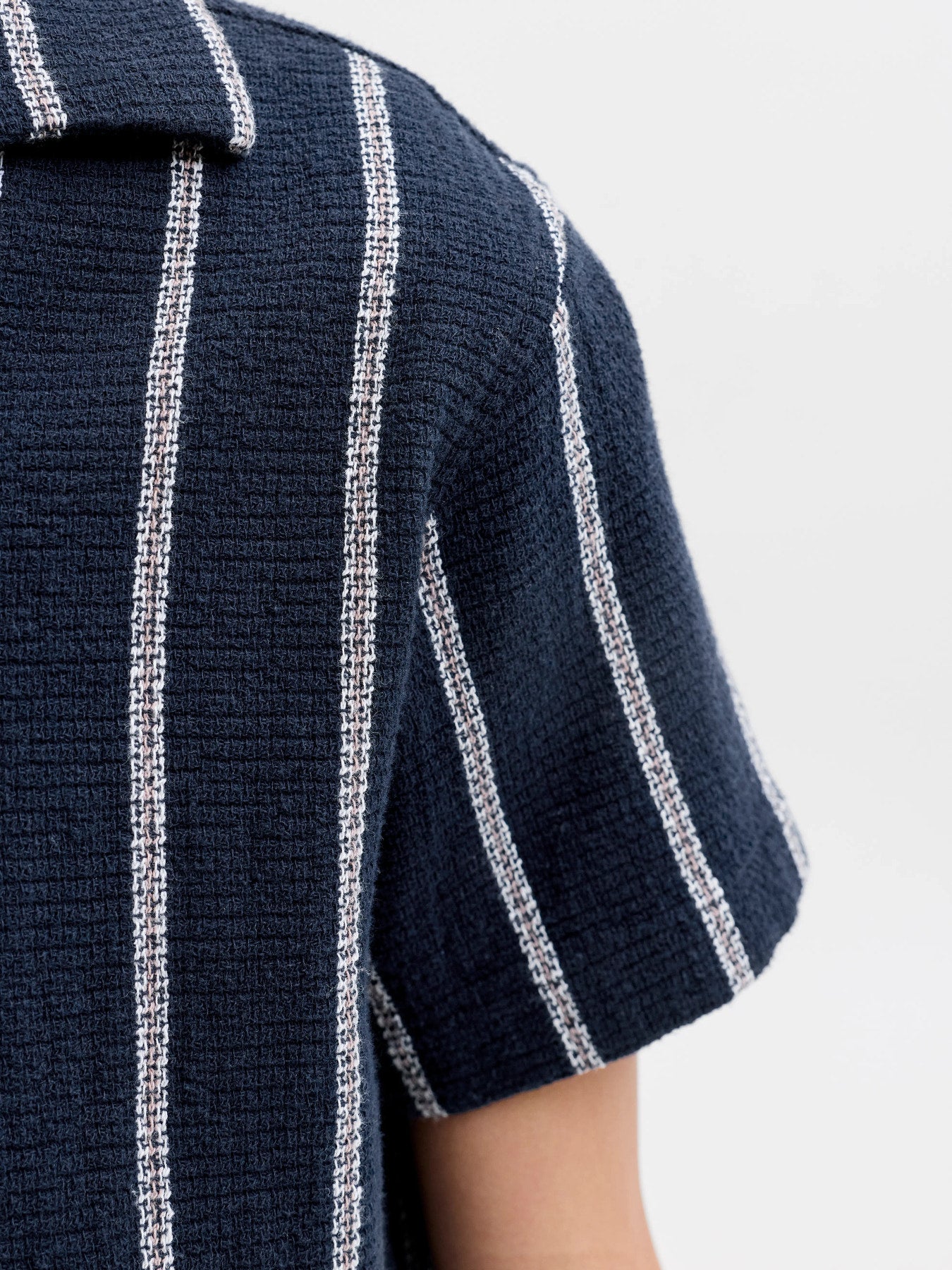 Marin blå randig kortärmad twill skjorta till pojke. Ekologiska ungdomskläder från Jack and Jones, kortärmad sommar skjorta till kille.
JJECOBA STRIPE RESORT SHIRT SS SN JNR
12279707