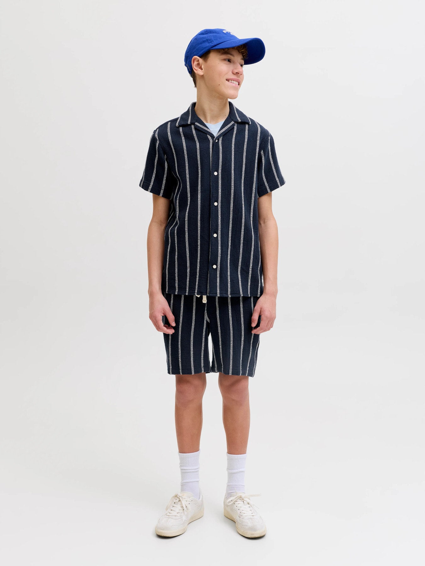 Marin blå randig kortärmad twill skjorta till pojke. Ekologiska ungdomskläder från Jack and Jones, kortärmad sommar skjorta till kille.
JJECOBA STRIPE RESORT SHIRT SS SN JNR
12279707