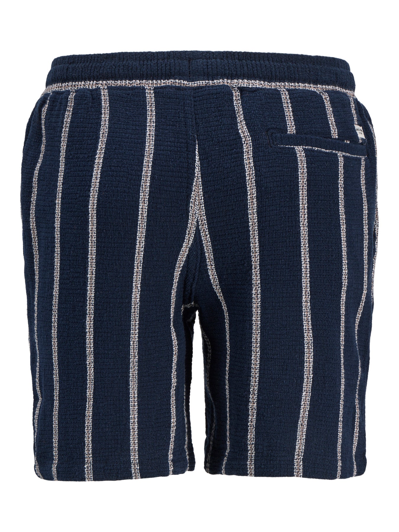 Randig mjuk joggers shorts till kille. Randiga blå shorts till pojke från Jack and Jones i ekologisk bomull.
JPSTJAIDEN COBA STRIPE JOG SHORT M JNR
12279708