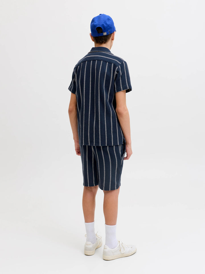Randig mjuk joggers shorts till kille. Randiga blå shorts till pojke från Jack and Jones i ekologisk bomull.
JPSTJAIDEN COBA STRIPE JOG SHORT M JNR
12279708