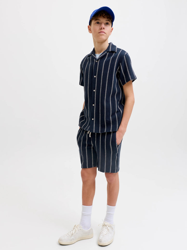 Randig mjuk joggers shorts till kille. Randiga blå shorts till pojke från Jack and Jones i ekologisk bomull.
JPSTJAIDEN COBA STRIPE JOG SHORT M JNR
12279708