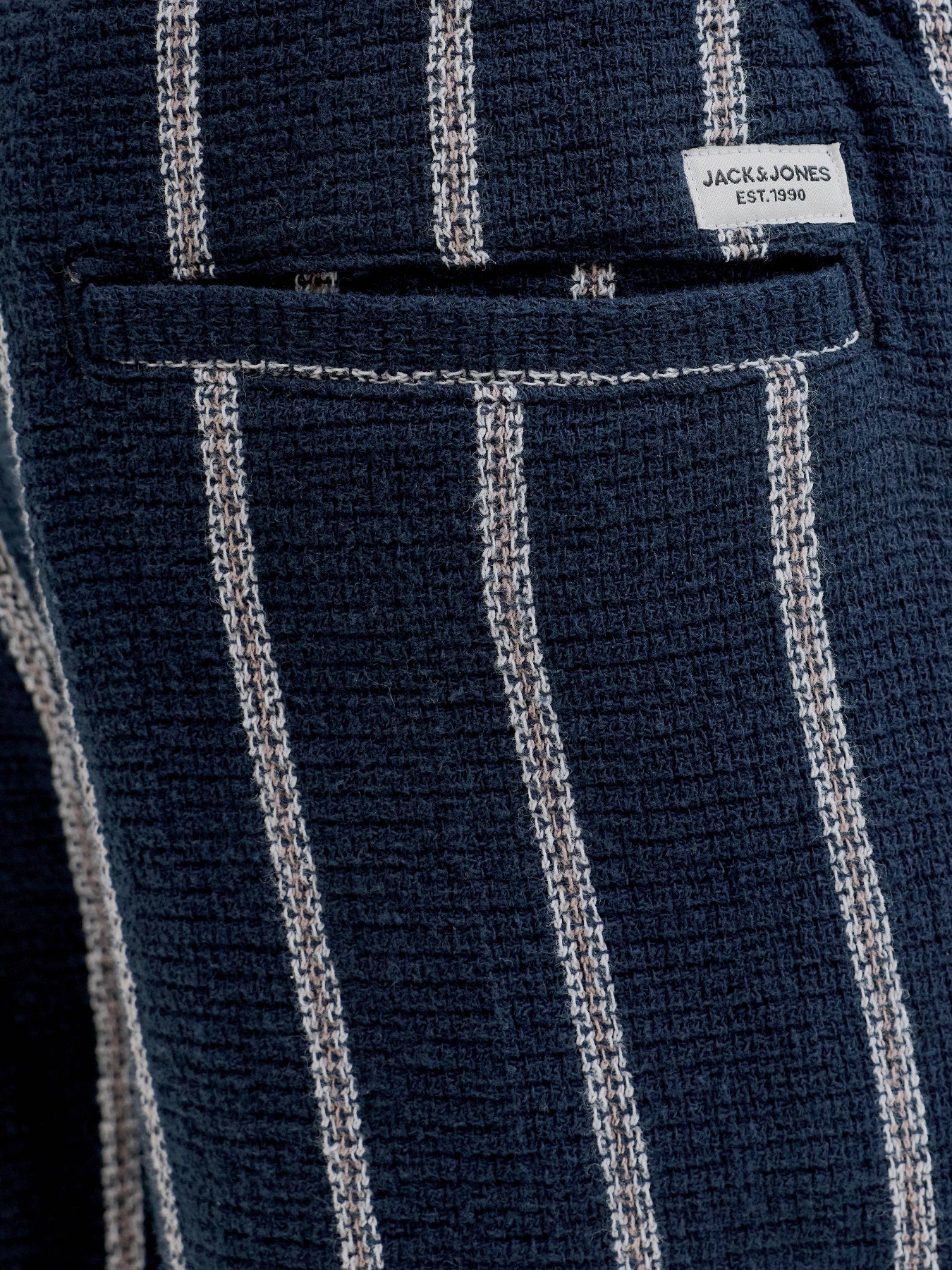 Randig mjuk joggers shorts till kille. Randiga blå shorts till pojke från Jack and Jones i ekologisk bomull.
JPSTJAIDEN COBA STRIPE JOG SHORT M JNR
12279708