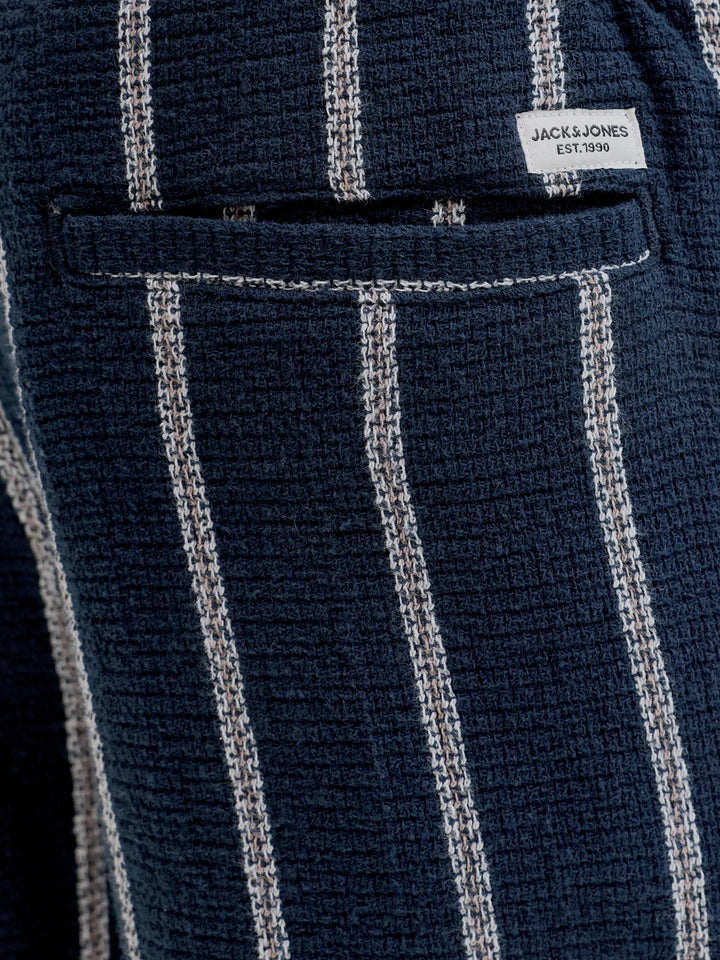 Randig mjuk joggers shorts till kille. Randiga blå shorts till pojke från Jack and Jones i ekologisk bomull.
JPSTJAIDEN COBA STRIPE JOG SHORT M JNR
12279708