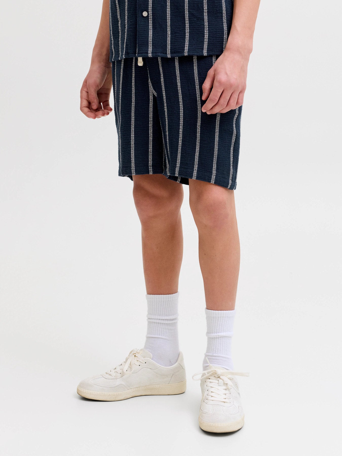 Randig mjuk joggers shorts till kille. Randiga blå shorts till pojke från Jack and Jones i ekologisk bomull.
JPSTJAIDEN COBA STRIPE JOG SHORT M JNR
12279708