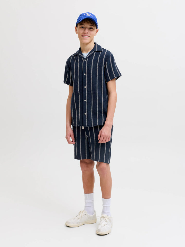 Randig mjuk joggers shorts till kille. Randiga blå shorts till pojke från Jack and Jones i ekologisk bomull.
JPSTJAIDEN COBA STRIPE JOG SHORT M JNR
12279708