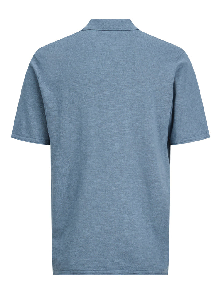 Backsidan av blå stickad pike tröja till pojke. Ungdom kläder i ekologisk bomull till kille, ungdomskläder från Jack & Jones Junior.
JJKANE KNIT SPLIT NECK POLO JNR
12288587