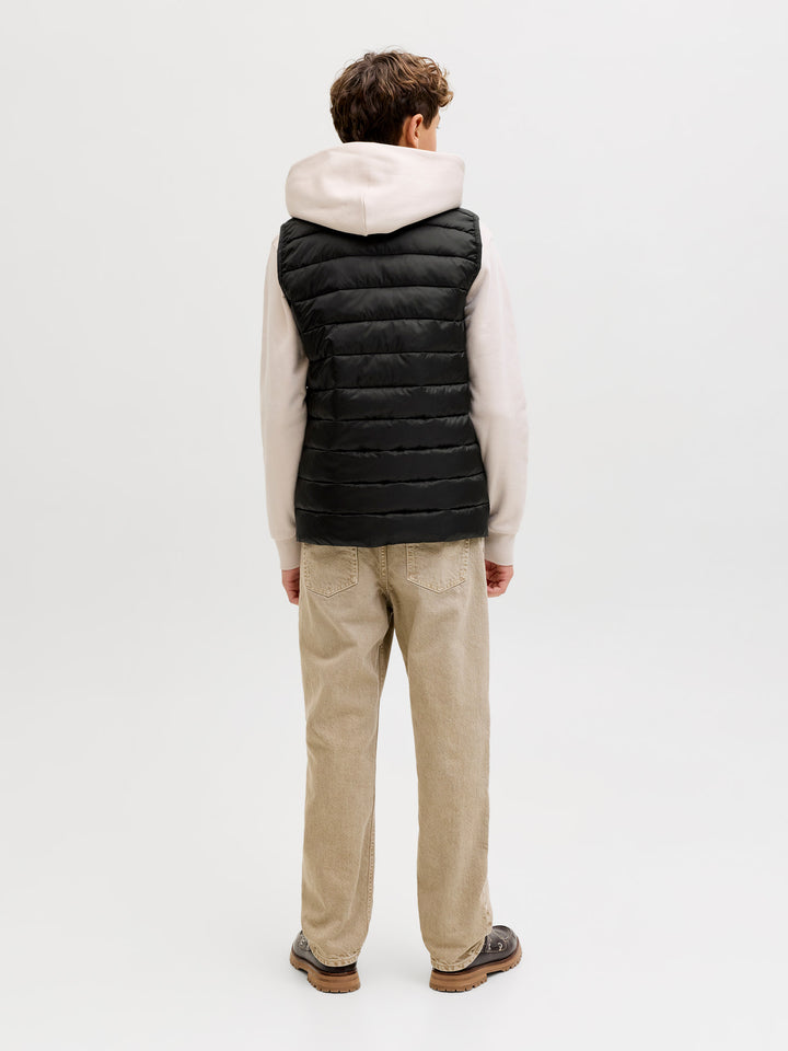 Svart lätt väst från Jack & Jones Junior till kille. Lättvikts väst, täckväst till pojke. Barn och ungdomskläder från Jack and Jones.
JJLOUIS LIGHT BODYWARMER COLLAR JNR
12289063