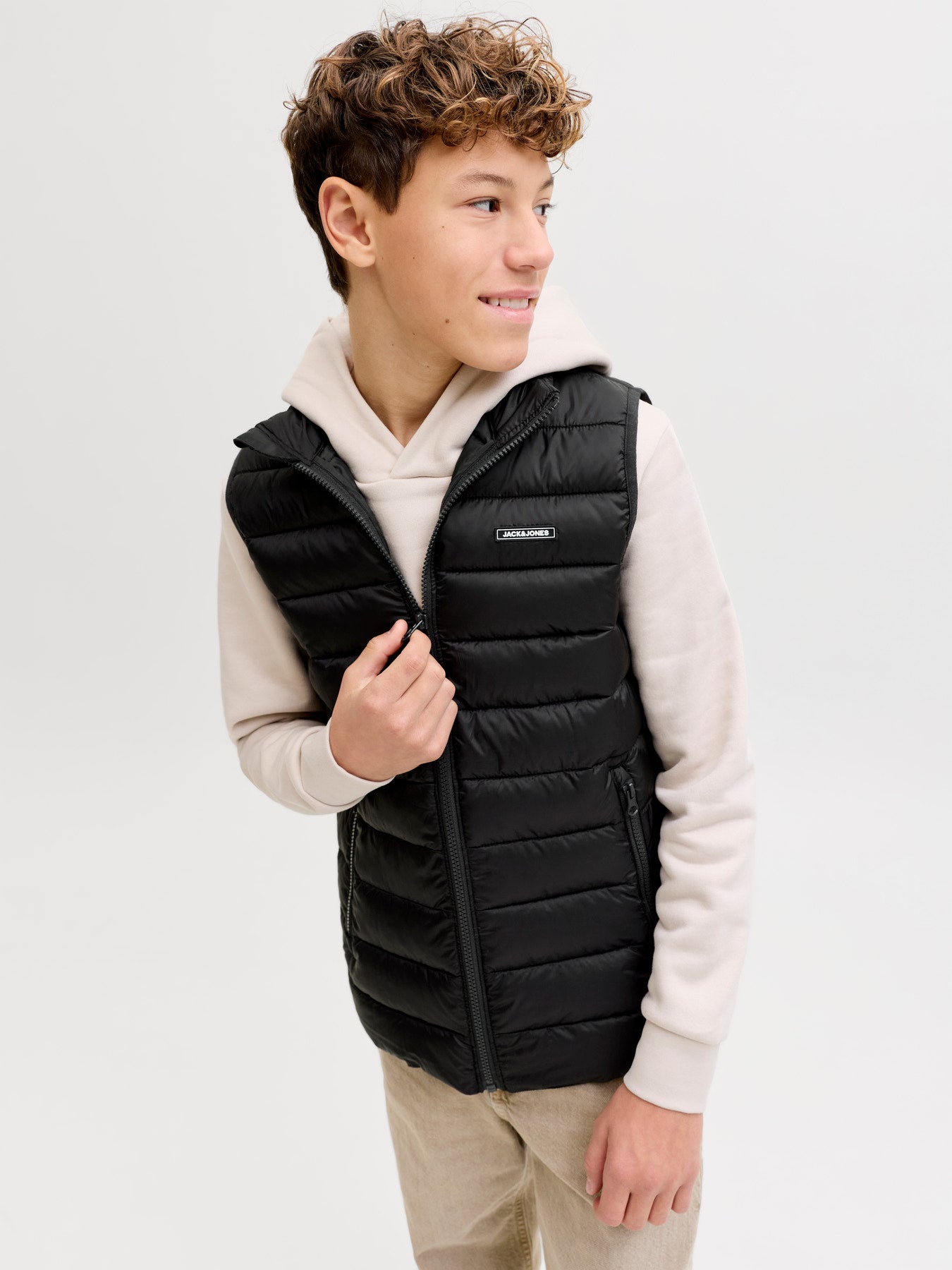 Svart lätt väst från Jack & Jones Junior till kille. Lättvikts väst, täckväst till pojke. Barn och ungdomskläder från Jack and Jones.
JJLOUIS LIGHT BODYWARMER COLLAR JNR
12289063
