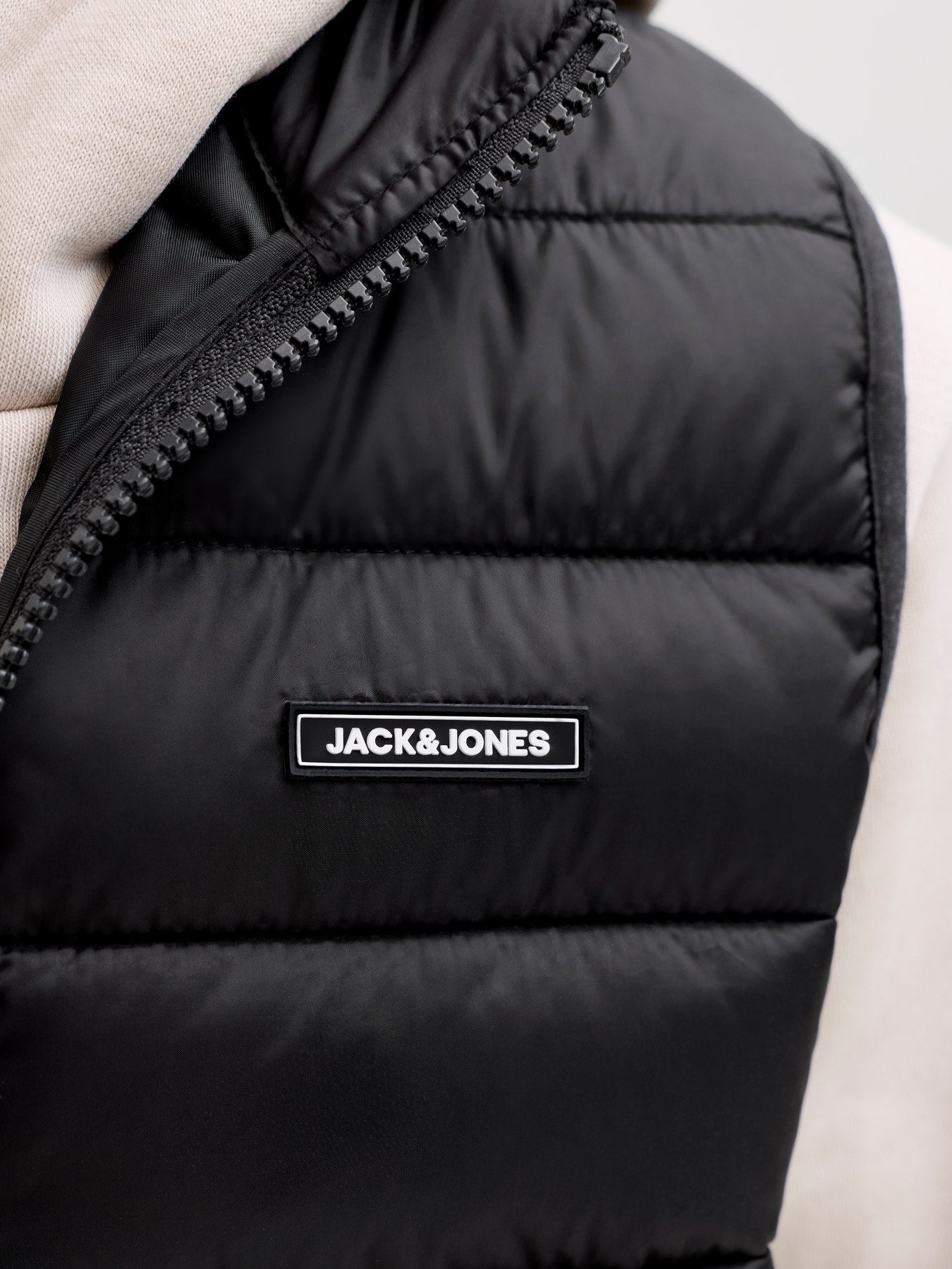 Svart lätt väst från Jack & Jones Junior till kille. Lättvikts väst, täckväst till pojke. Barn och ungdomskläder från Jack and Jones.
JJLOUIS LIGHT BODYWARMER COLLAR JNR
12289063
