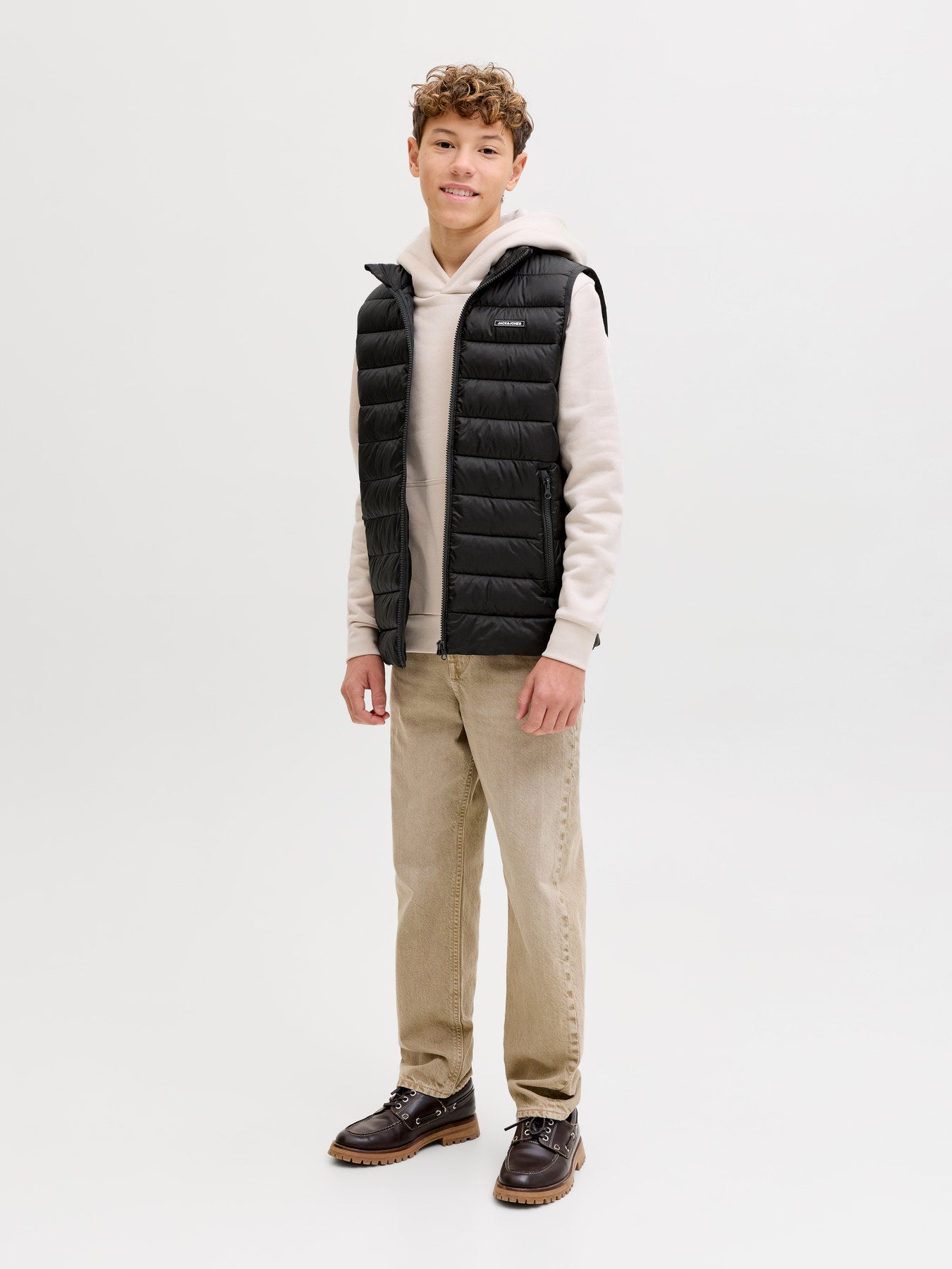 Svart lätt väst från Jack & Jones Junior till kille. Lättvikts väst, täckväst till pojke. Barn och ungdomskläder från Jack and Jones.
JJLOUIS LIGHT BODYWARMER COLLAR JNR
12289063