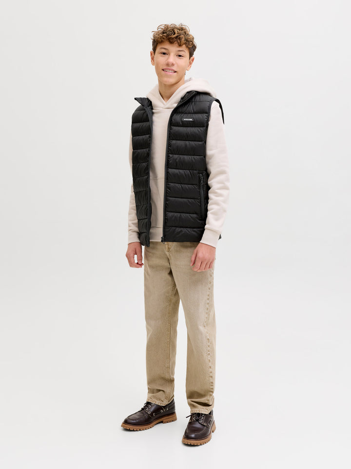 Svart lätt väst från Jack & Jones Junior till kille. Lättvikts väst, täckväst till pojke. Barn och ungdomskläder från Jack and Jones.
JJLOUIS LIGHT BODYWARMER COLLAR JNR
12289063