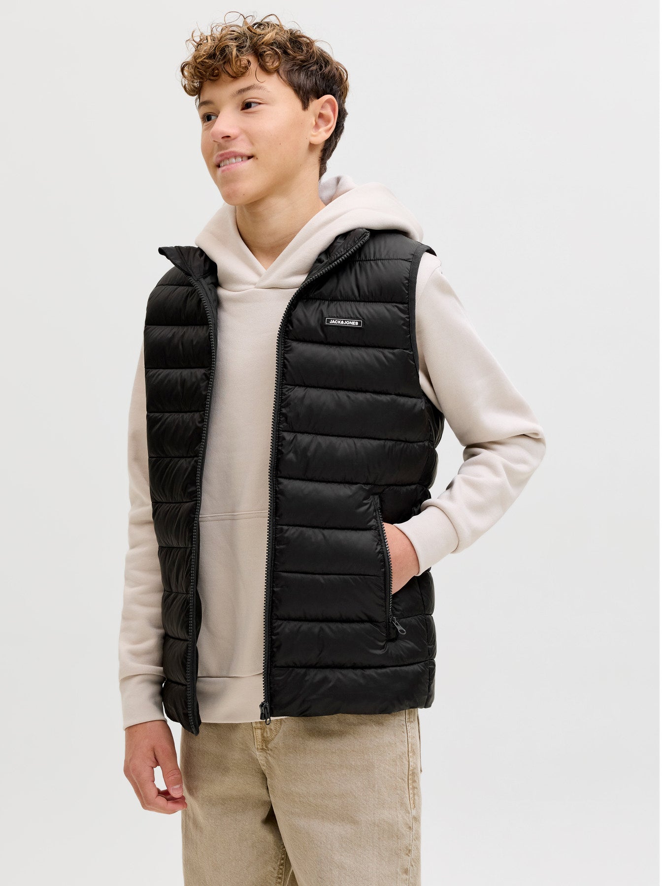 Svart lätt väst från Jack & Jones Junior till kille. Lättvikts väst, täckväst till pojke. Barn och ungdomskläder från Jack and Jones.
JJLOUIS LIGHT BODYWARMER COLLAR JNR
12289063