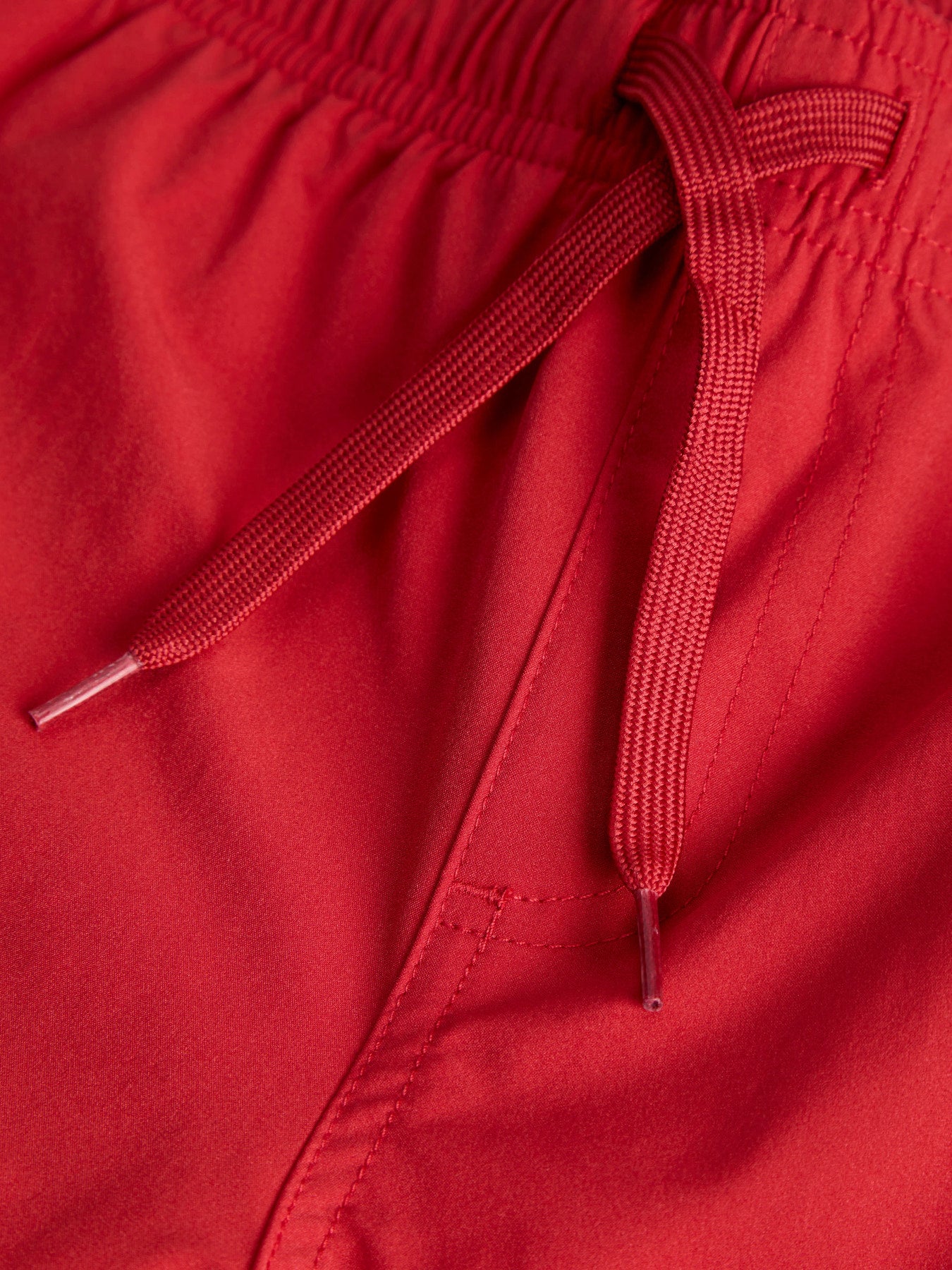 Röda badshorts till kille från Jack and Jones. Snygga röda enfärgade stilrena bad shorts till ungdom kille.
JPSTMAUI NORREBRO SWIM SHORTS JNR
12291868