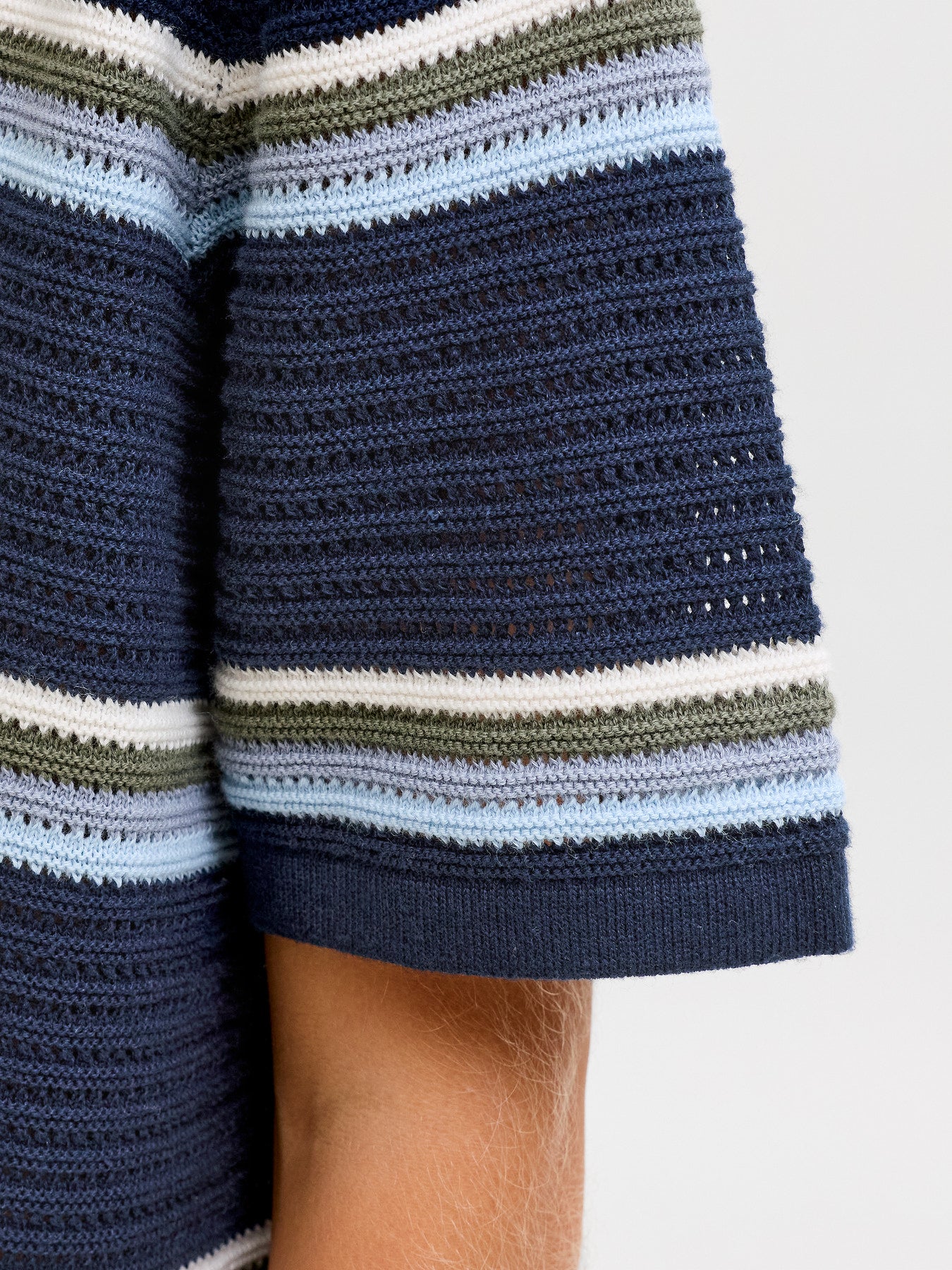 Stickad pike tröja till kille. Randig kortärmad tröja till ungdom kille från Jack and jones Junior.
JORMAINE KNIT STRIPE POLO JNR
12293060