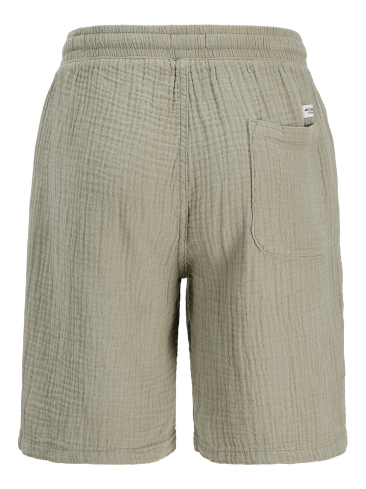Grön mjuk skön shorts i lite längre modell till pojke. Ungdomskläder, shorts till ungdom kille från Jack and Jones.
JPSTJAIDEN PATRAS JOGGER SHORT SRT JNR
12293350