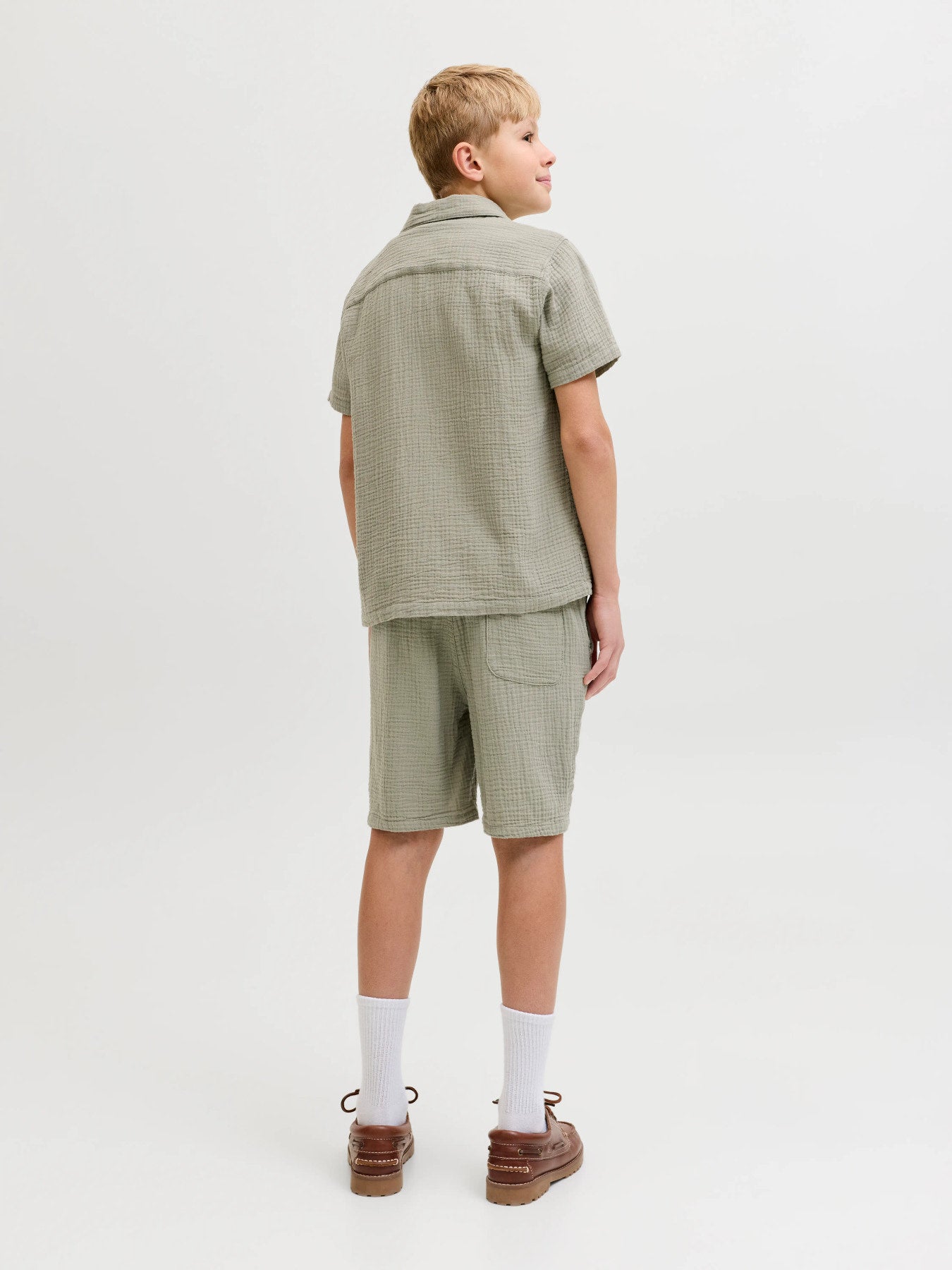 Grön mjuk skön shorts i lite längre modell till pojke. Ungdomskläder, shorts till ungdom kille från Jack and Jones.
JPSTJAIDEN PATRAS JOGGER SHORT SRT JNR
12293350