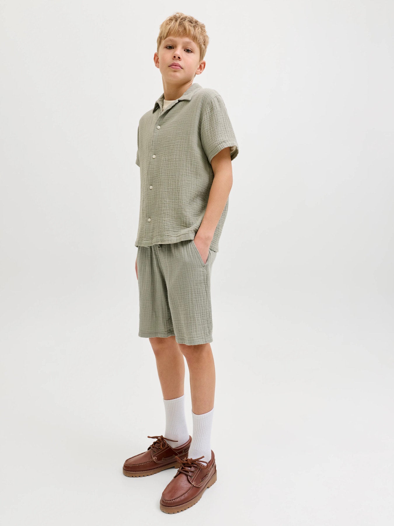 Grön mjuk skön shorts i lite längre modell till pojke. Ungdomskläder, shorts till ungdom kille från Jack and Jones.
JPSTJAIDEN PATRAS JOGGER SHORT SRT JNR
12293350