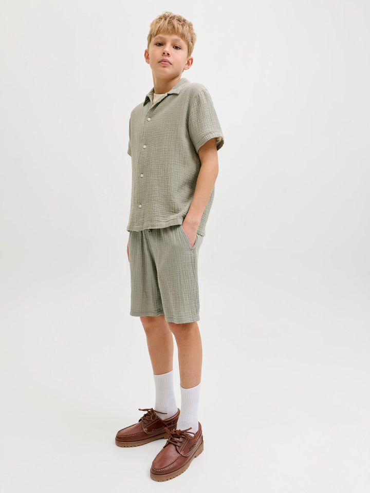 Grön mjuk skön shorts i lite längre modell till pojke. Ungdomskläder, shorts till ungdom kille från Jack and Jones.
JPSTJAIDEN PATRAS JOGGER SHORT SRT JNR
12293350
