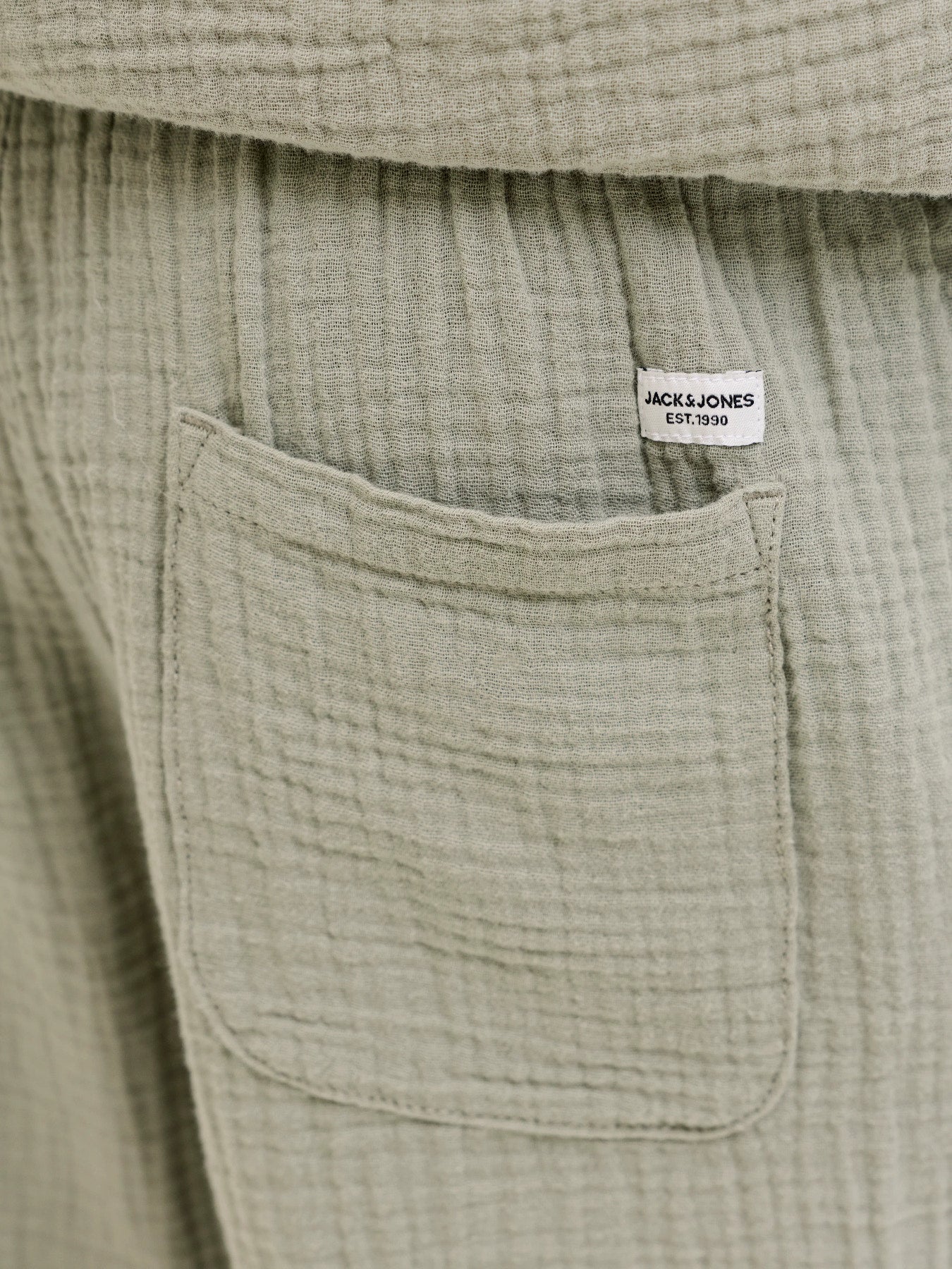 Grön mjuk skön shorts i lite längre modell till pojke. Ungdomskläder, shorts till ungdom kille från Jack and Jones.
JPSTJAIDEN PATRAS JOGGER SHORT SRT JNR
12293350