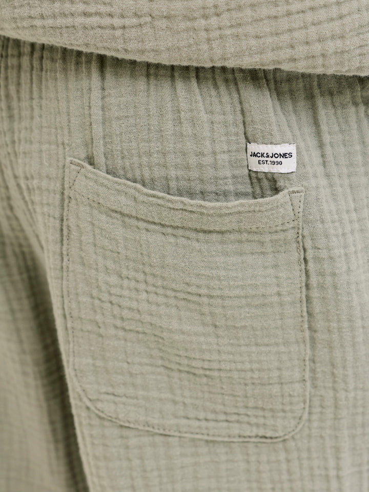 Grön mjuk skön shorts i lite längre modell till pojke. Ungdomskläder, shorts till ungdom kille från Jack and Jones.
JPSTJAIDEN PATRAS JOGGER SHORT SRT JNR
12293350