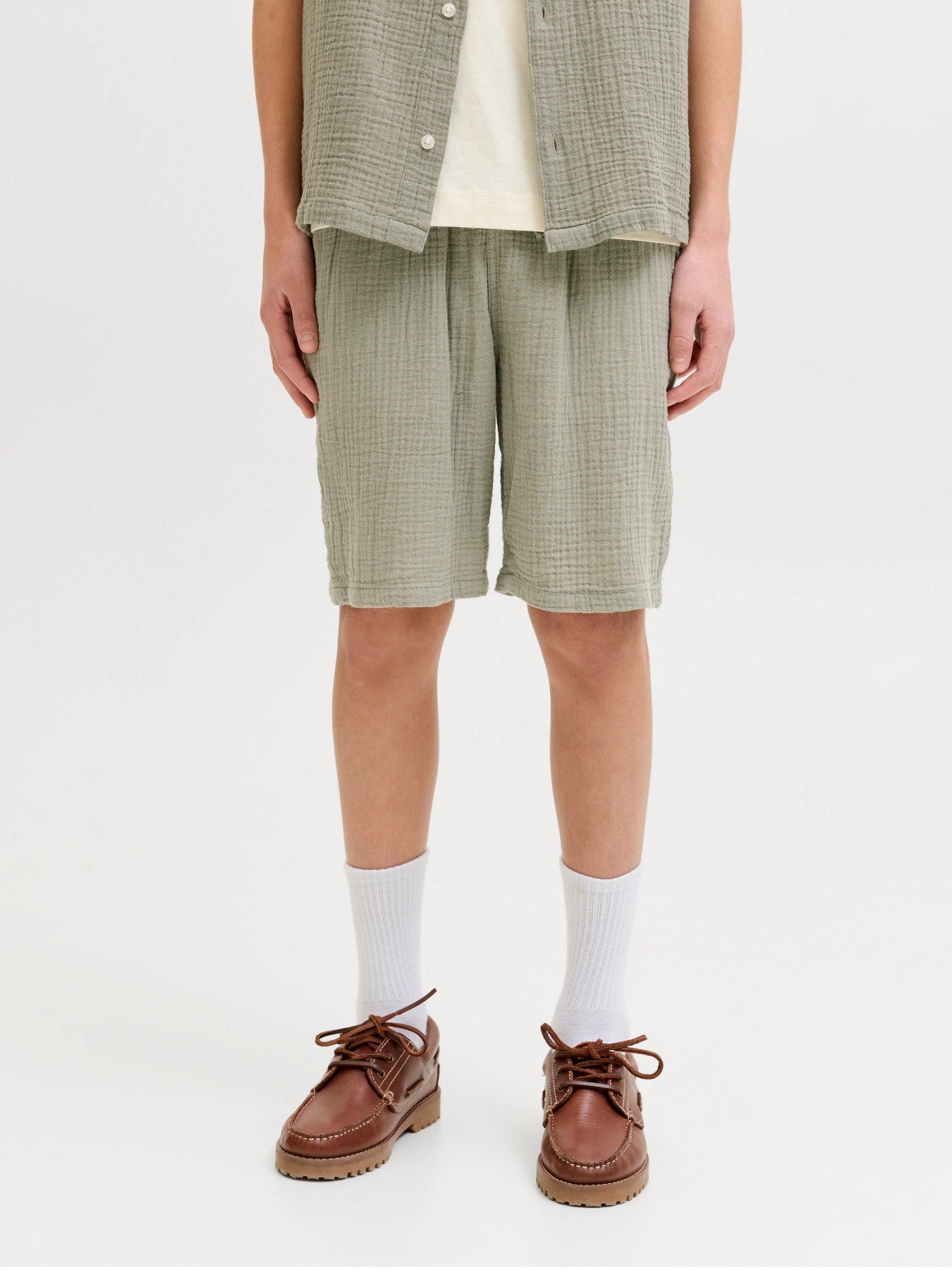 Grön mjuk skön shorts i lite längre modell till pojke. Ungdomskläder, shorts till ungdom kille från Jack and Jones.
JPSTJAIDEN PATRAS JOGGER SHORT SRT JNR
12293350