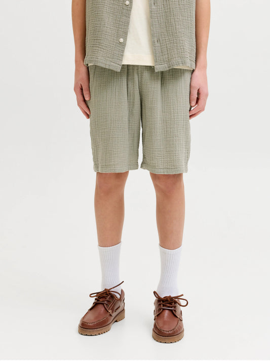 Grön mjuk skön shorts i lite längre modell till pojke. Ungdomskläder, shorts till ungdom kille från Jack and Jones.
JPSTJAIDEN PATRAS JOGGER SHORT SRT JNR
12293350