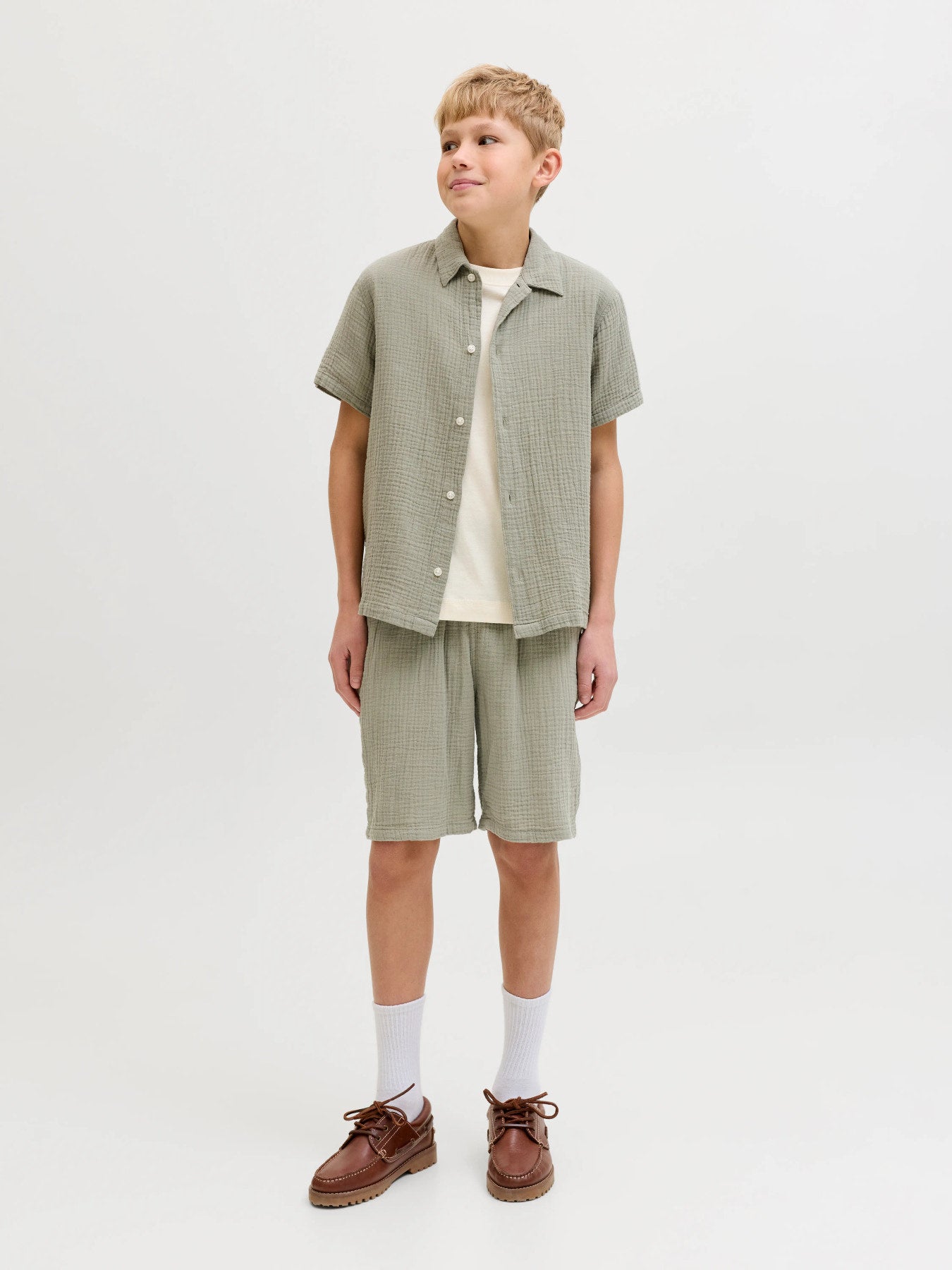 Grön mjuk skön shorts i lite längre modell till pojke. Ungdomskläder, shorts till ungdom kille från Jack and Jones.
JPSTJAIDEN PATRAS JOGGER SHORT SRT JNR
12293350