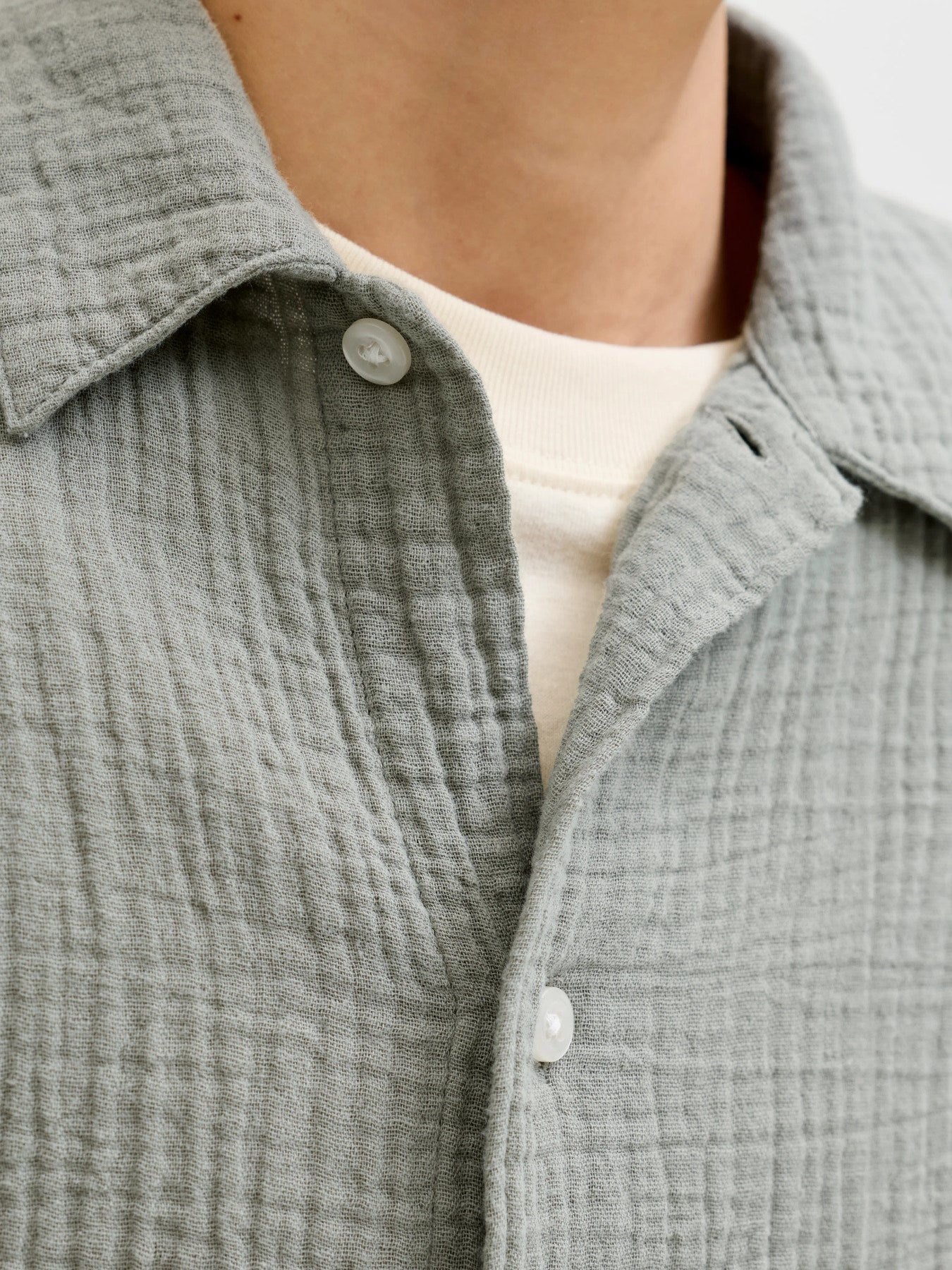 Grön kortärmad sommar skjorta till kille. Ungdomskläder från Jack and Jones, skjorta till pojke.
JORNANTUCKET DOUBLE CLOTH SHIRT SS JNR
12293594