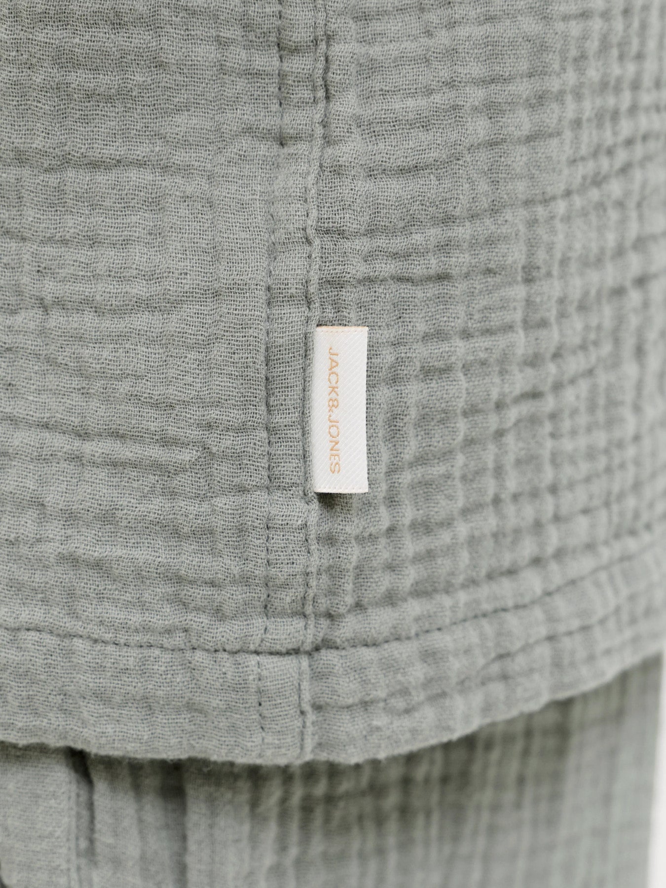 Grön kortärmad sommar skjorta till kille. Ungdomskläder från Jack and Jones, skjorta till pojke.
JORNANTUCKET DOUBLE CLOTH SHIRT SS JNR
12293594